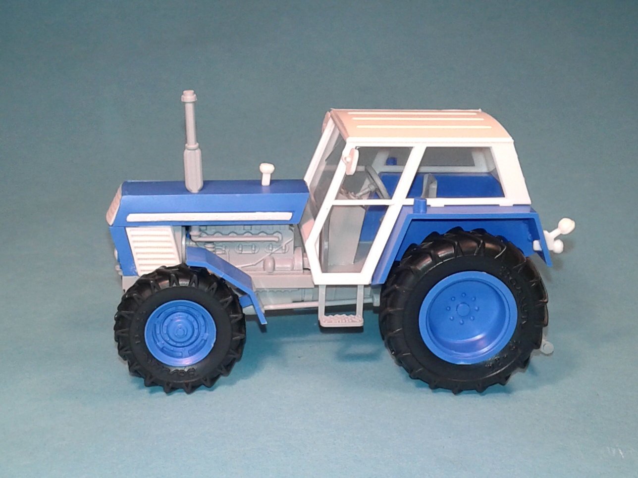 1:43 - traktor Zetor Crystal 12045 - MIX 30 kusů - stavebnice
