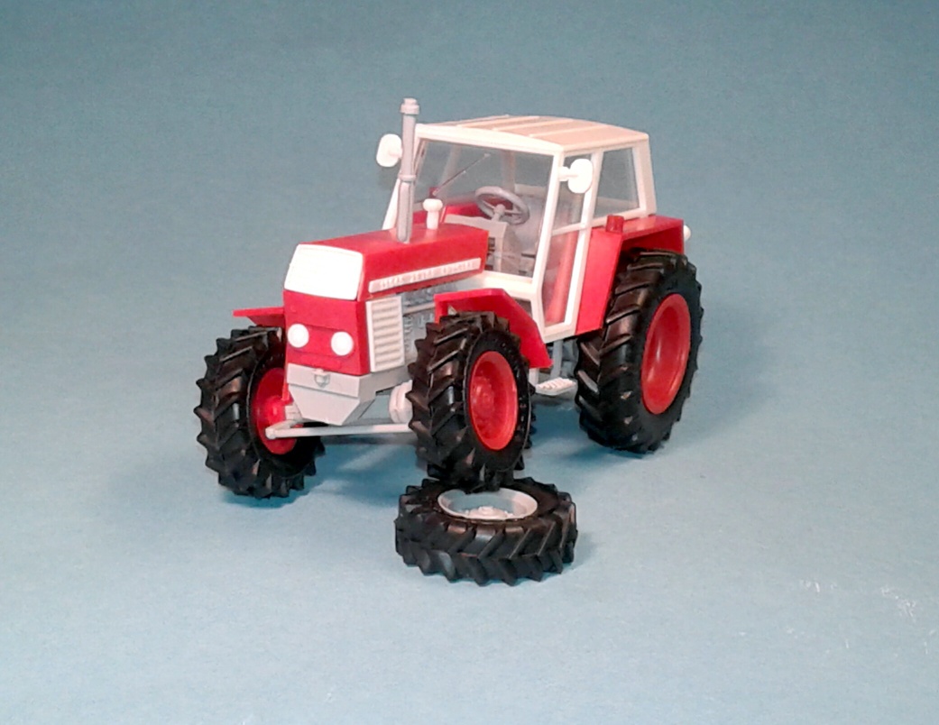 1:43 - traktor Zetor Crystal 12045 - červený - hotový model