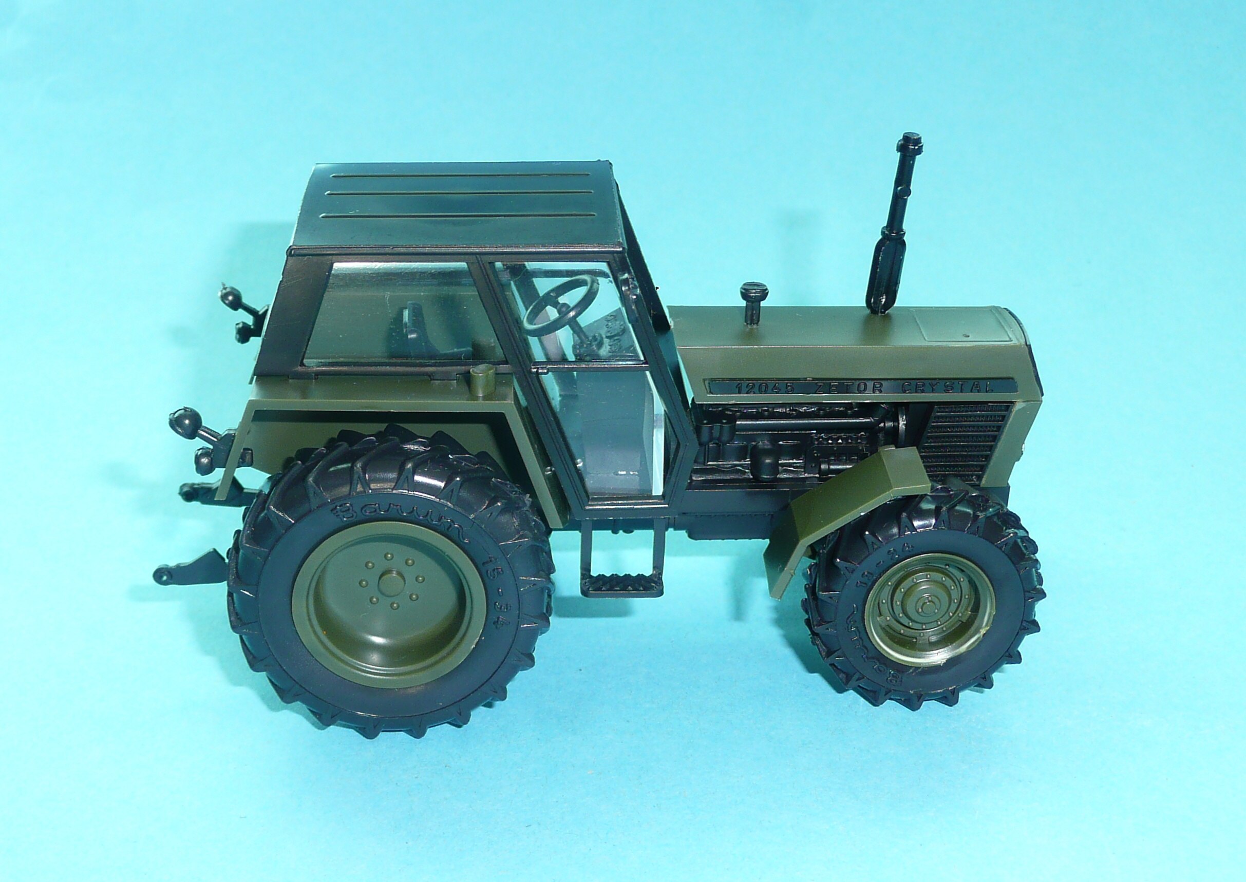 1:43 - traktor Zetor Crystal 12045 - vojenská zelená - hotový model
