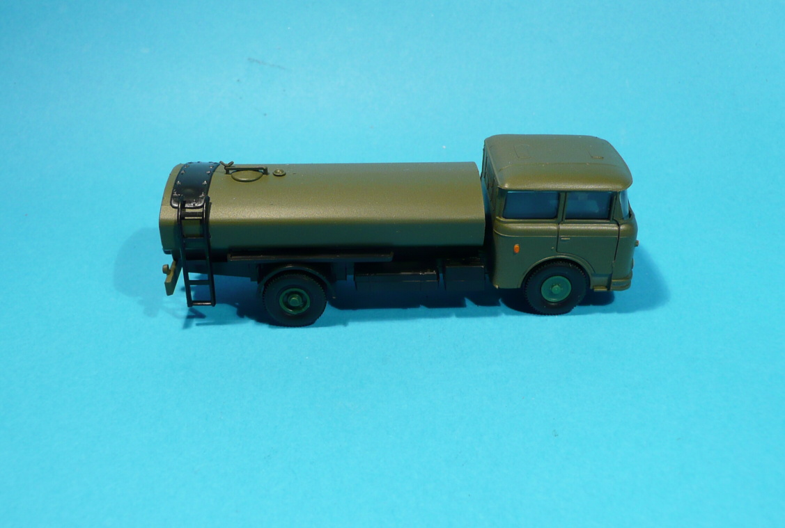 * Škoda 706 - cisterna vojenská - 1:87