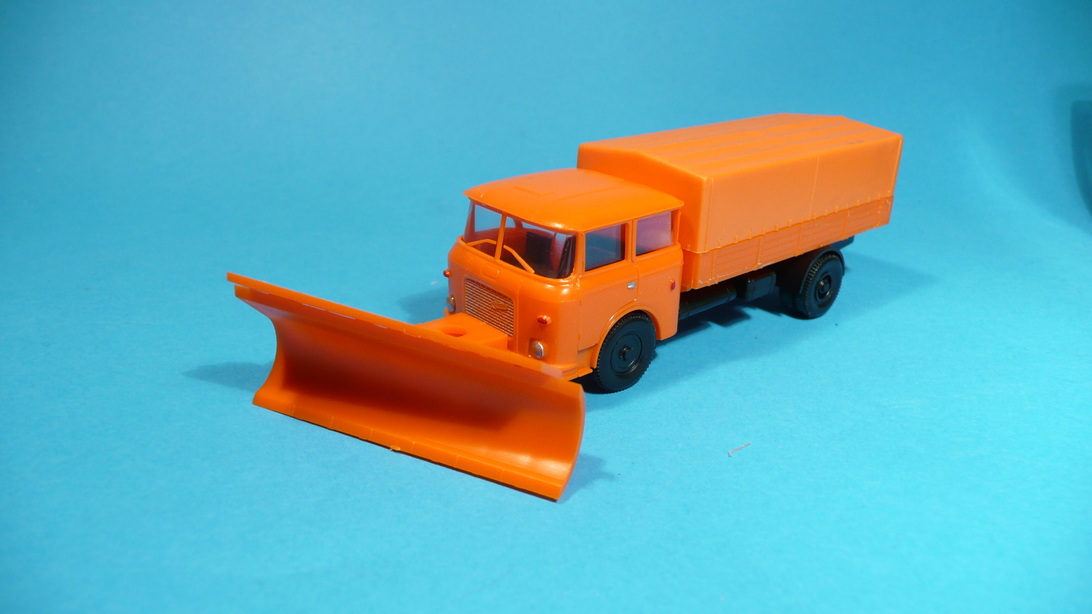 * Škoda 706 - valník s plachtou a pluhem - komunál - 1:87    