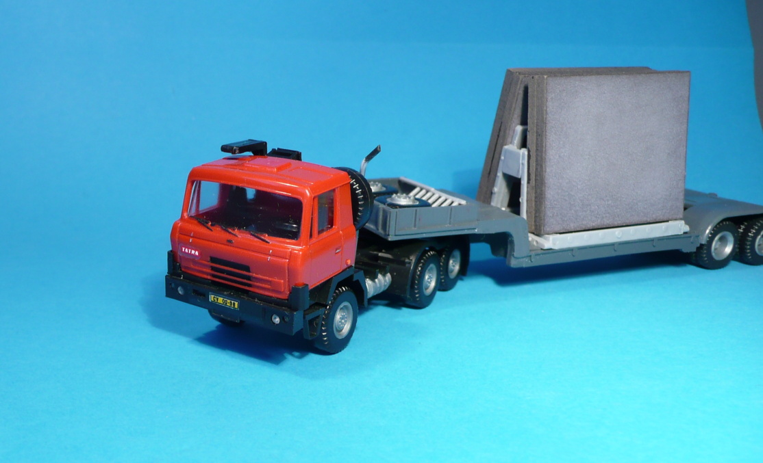 TATRA 815 6x6.1 + podvalníkový návěs + kozlík s panely