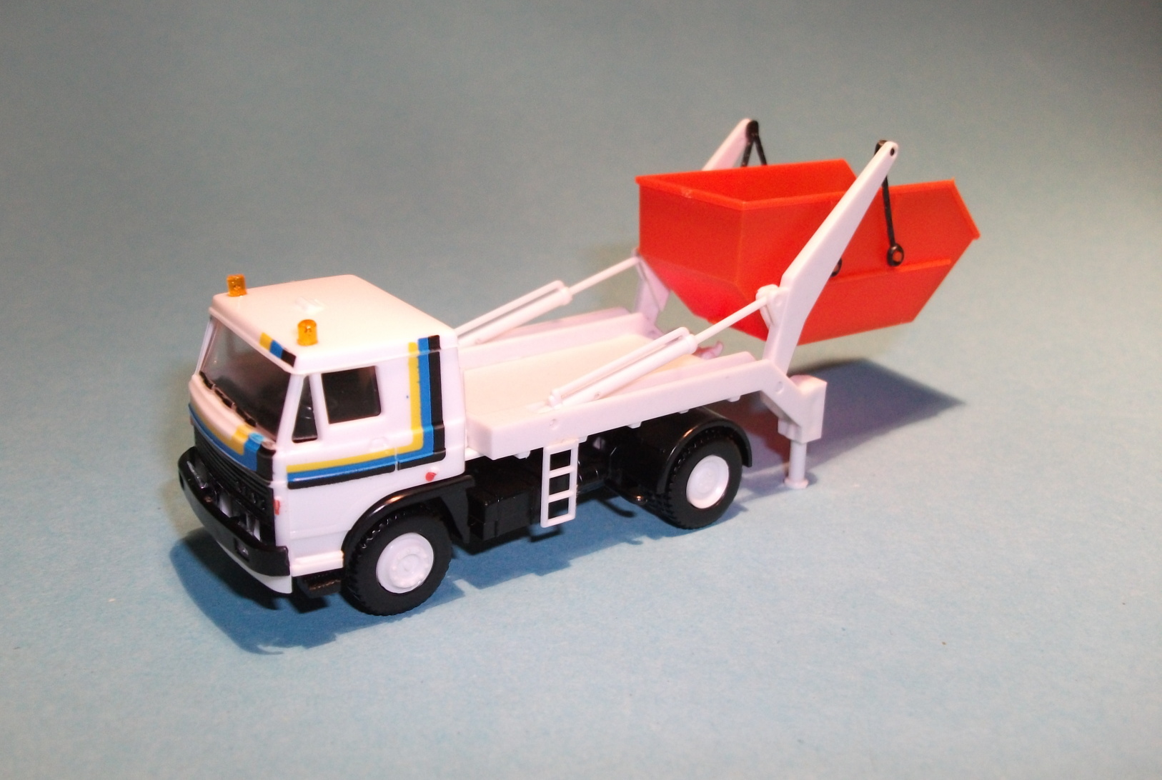 LIAZ - s natahovací mechanikou a kontejnerem - 1:87      