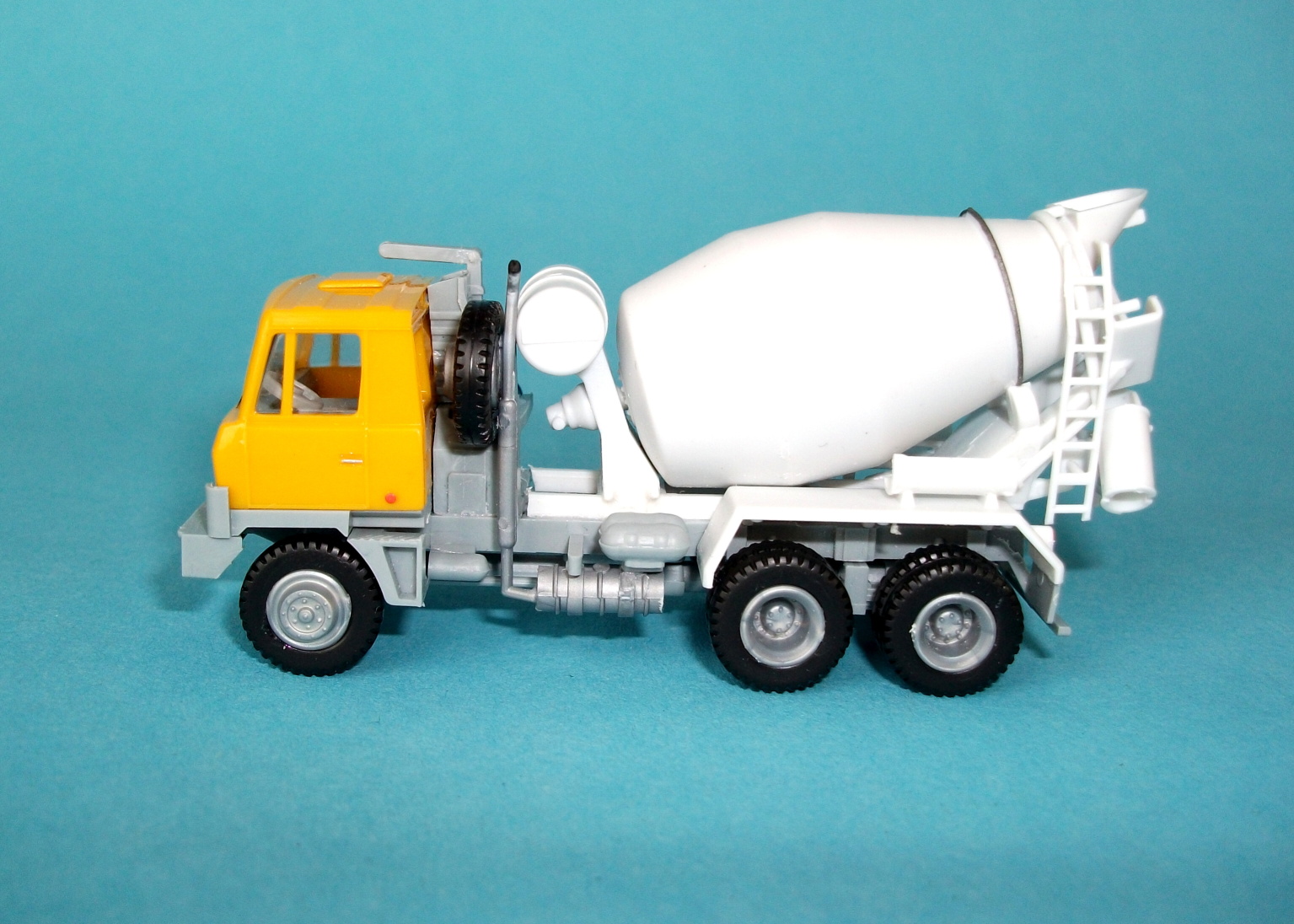 TATRA 815 - domíchávač betonu  - 1:87      