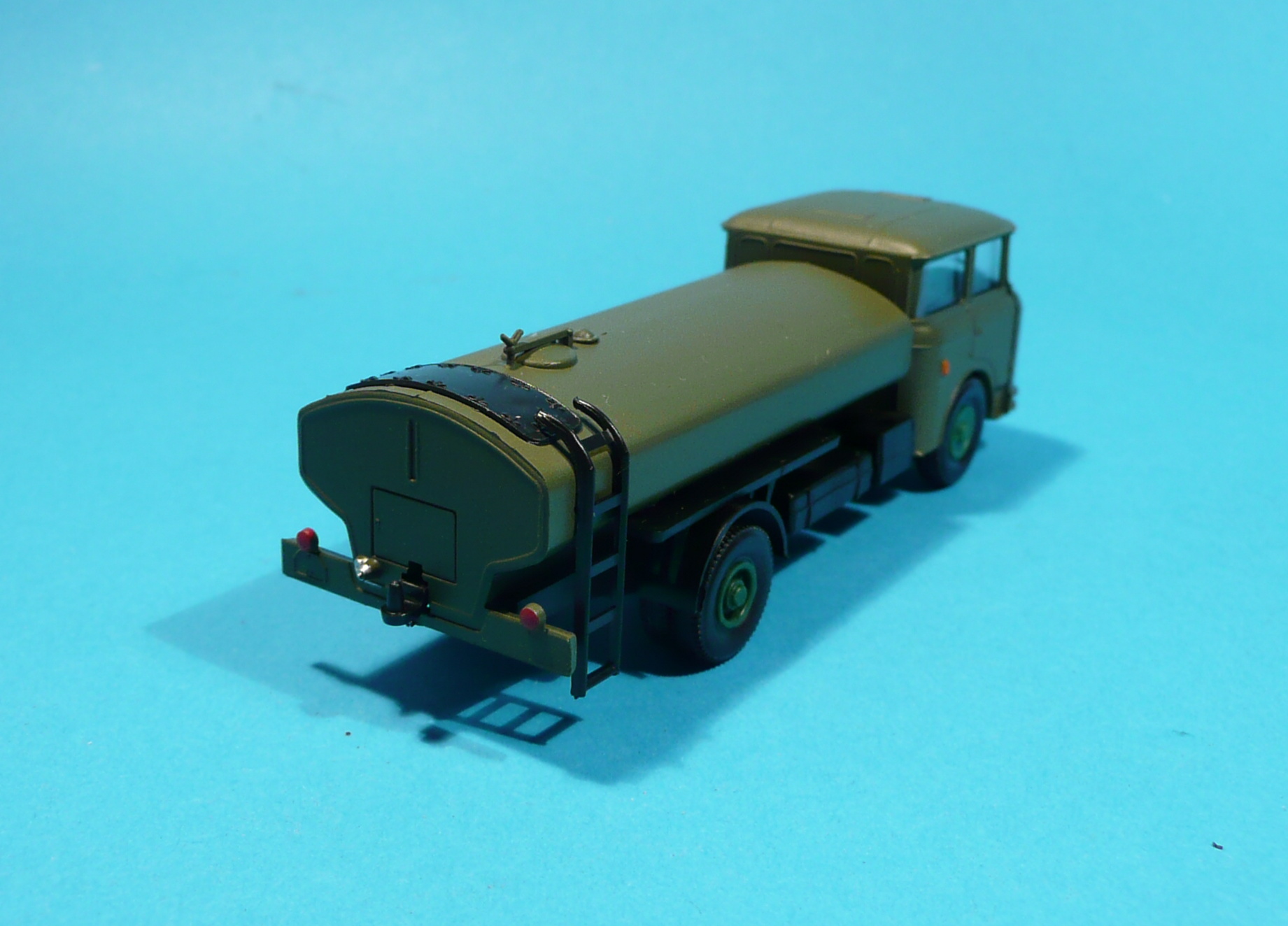 * Škoda 706 - cisterna vojenská - 1:87
