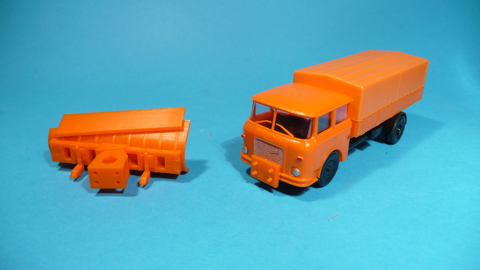 * Škoda 706 - valník s plachtou a pluhem - komunál - 1:87    