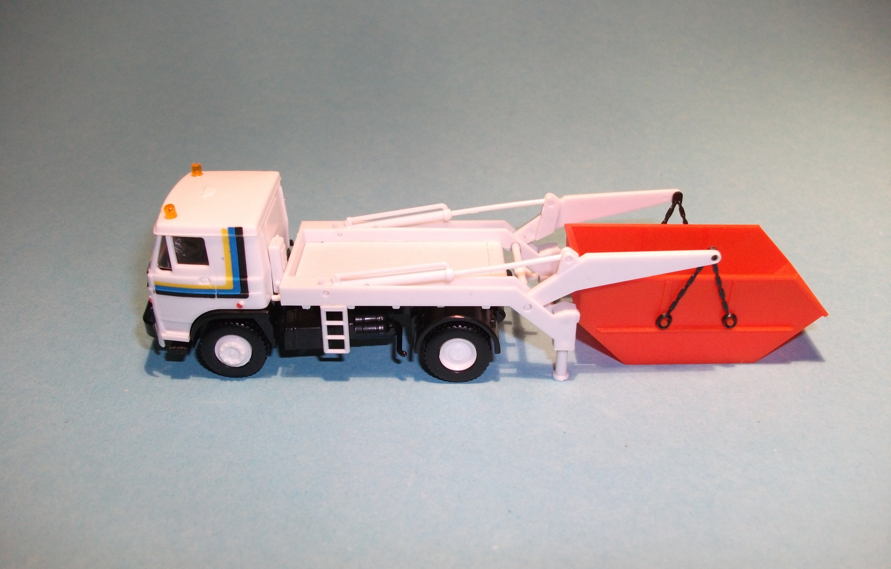 LIAZ - s natahovací mechanikou a kontejnerem - 1:87      