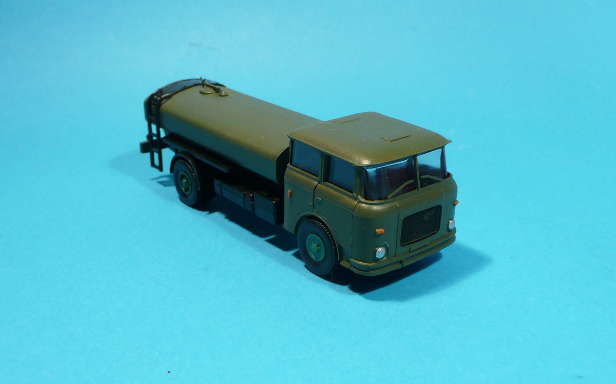 * Škoda 706 - cisterna vojenská - 1:87
