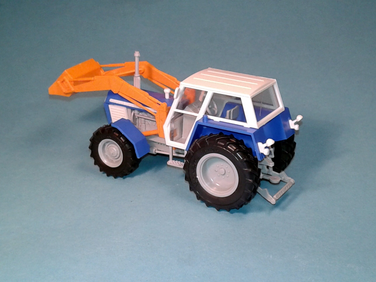 1:43 - traktor Zetor Crystal 12045 - s čelným nakladačem