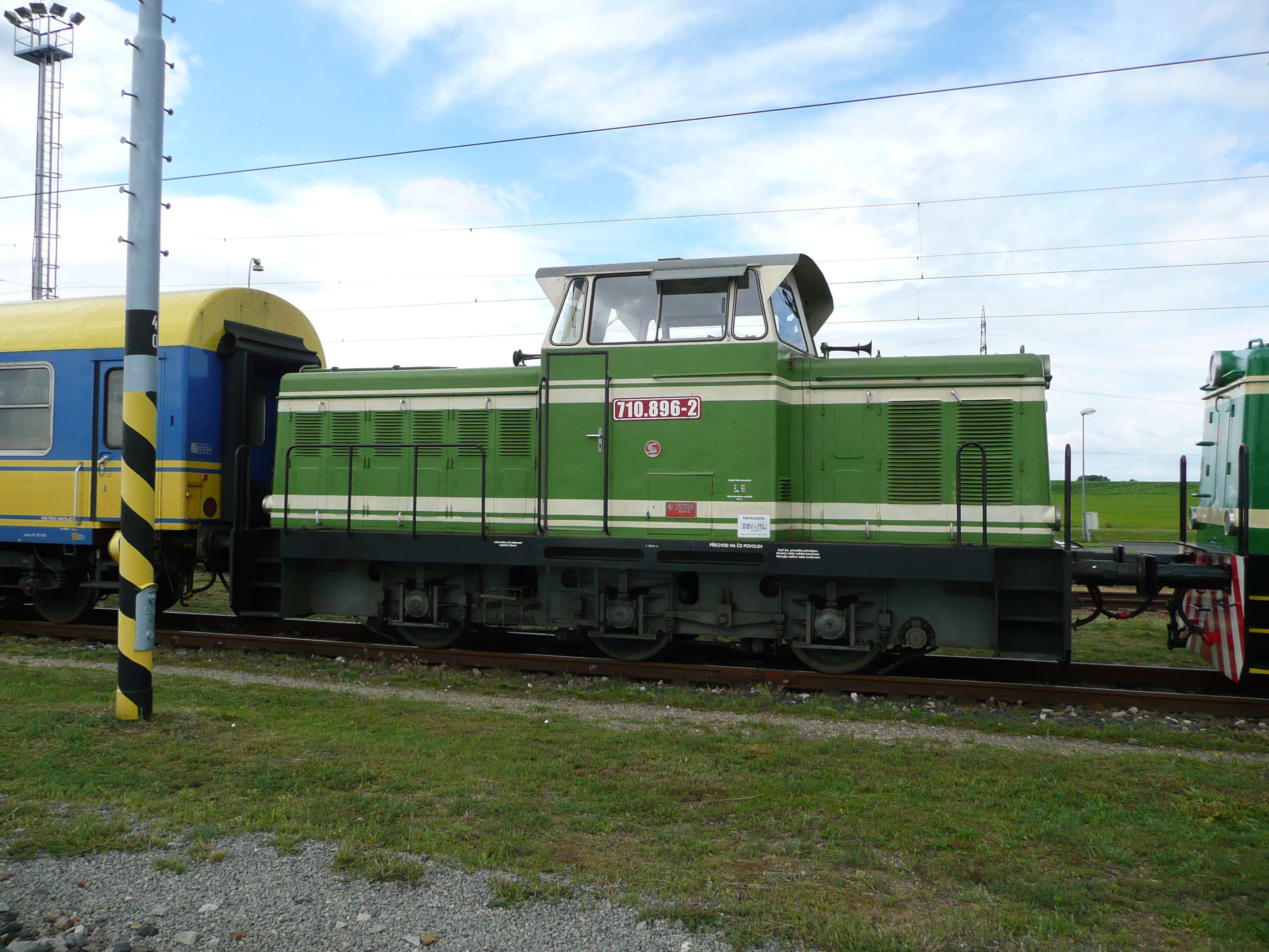 T334 - karoserie  - zelená krémová