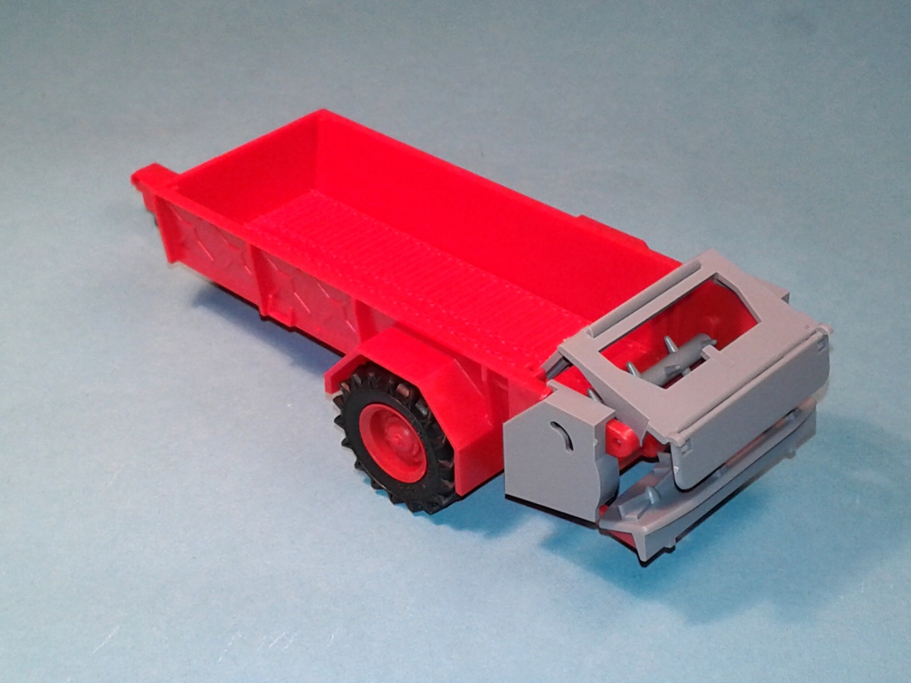 1:43 - rozmetadlo RUR-5 k traktoru Zetor Crystal 12045 - stavebnice - červená 
