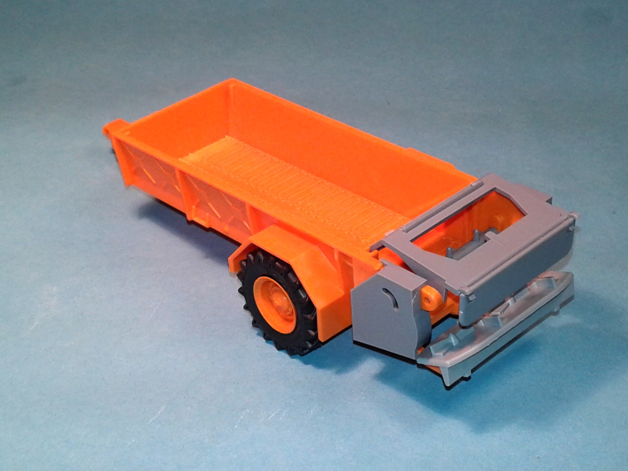 1:43 - rozmetadlo RUR-5 k traktoru Zetor Crystal 12045 - stavebnice - oranžová