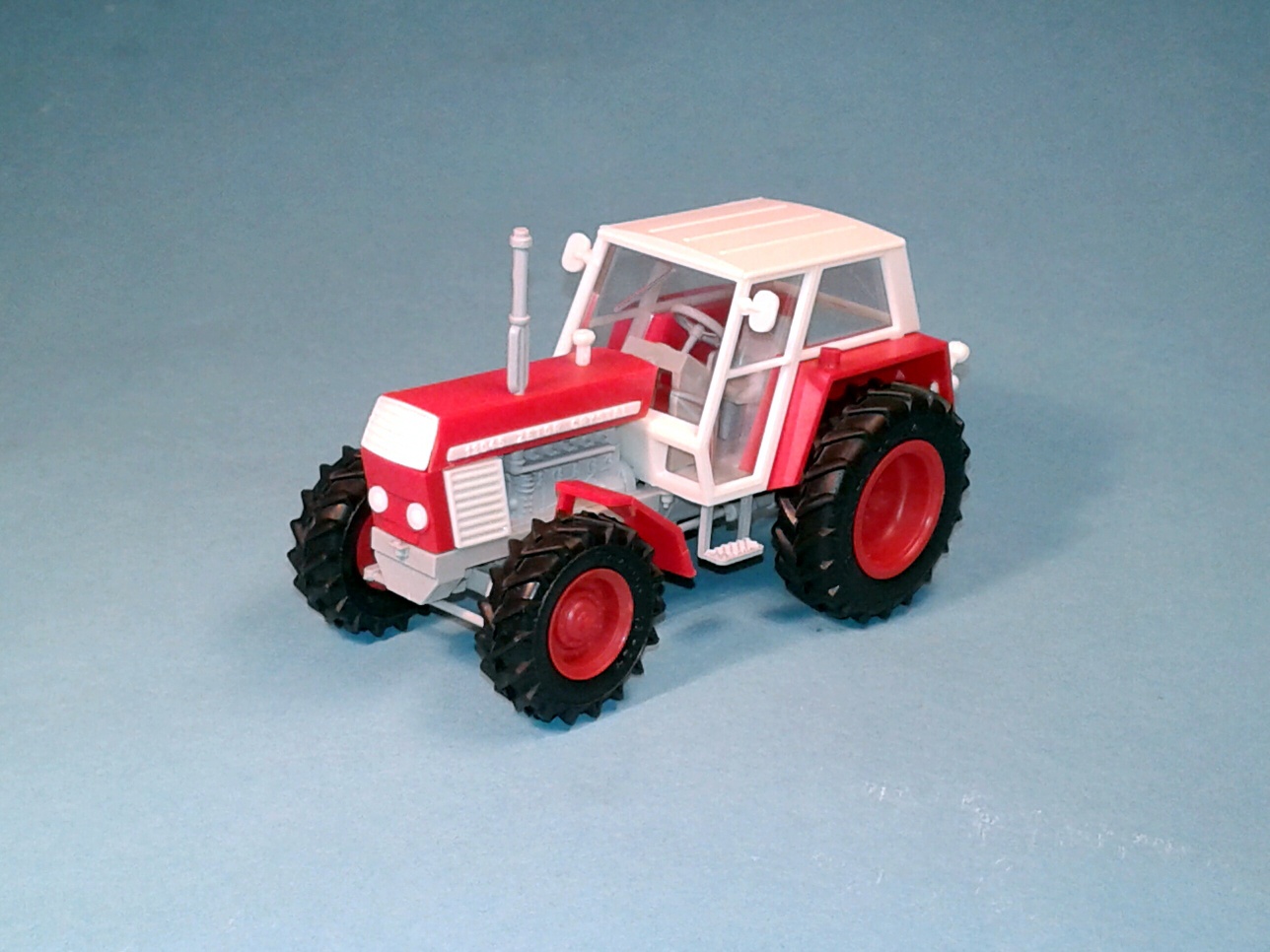 1:43 - traktor Zetor Crystal 12045 - červený - stavebnice