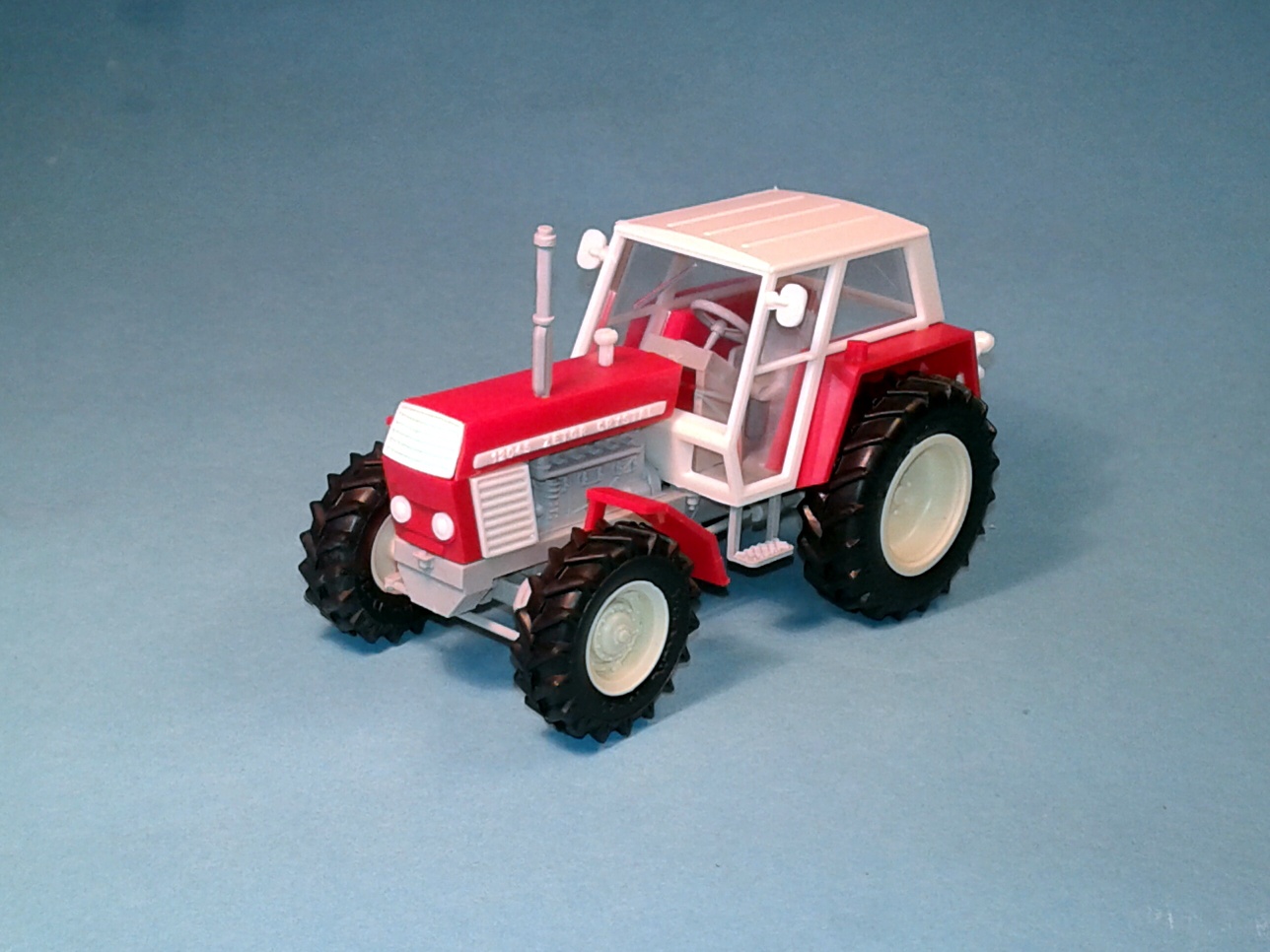 1:43 - traktor Zetor Crystal 12045 - červený  II. - stavebnice