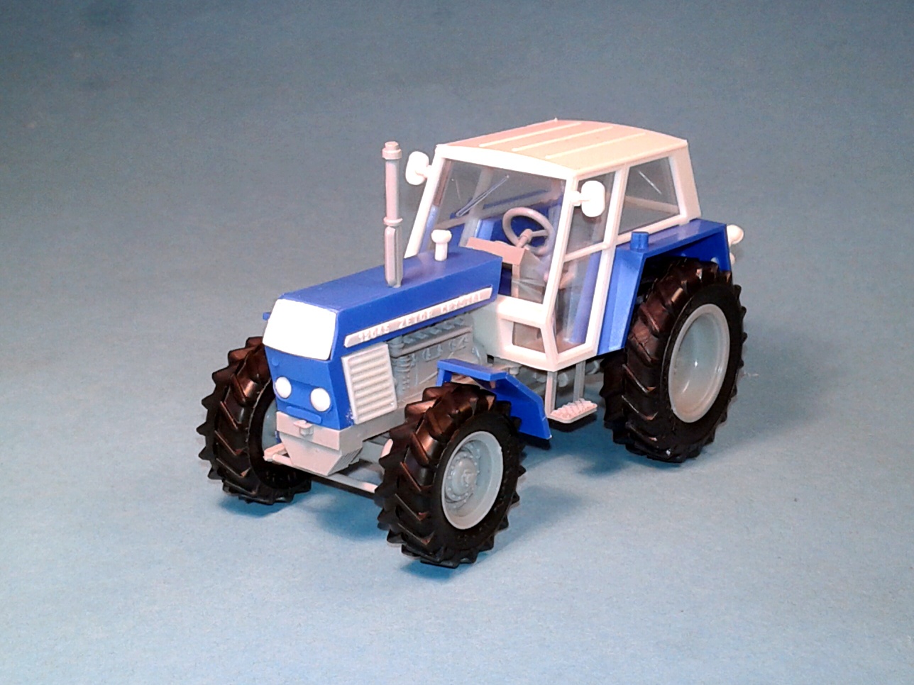 1:43 - traktor Zetor Crystal 12045 - modrý  II. - stavebnice