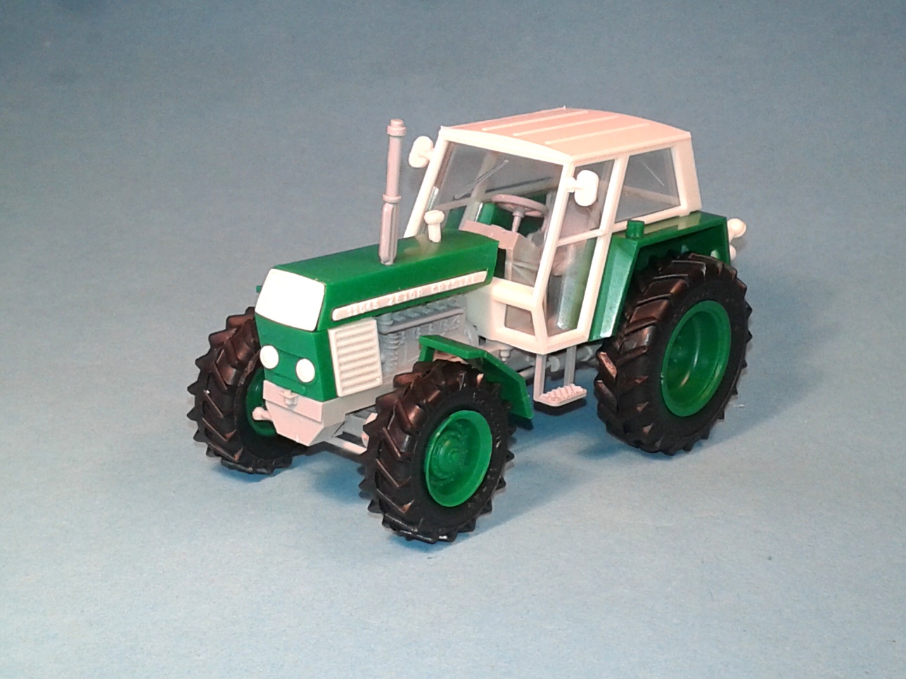 1:43 - traktor Zetor Crystal 12045 - zelený  II. - hotový model