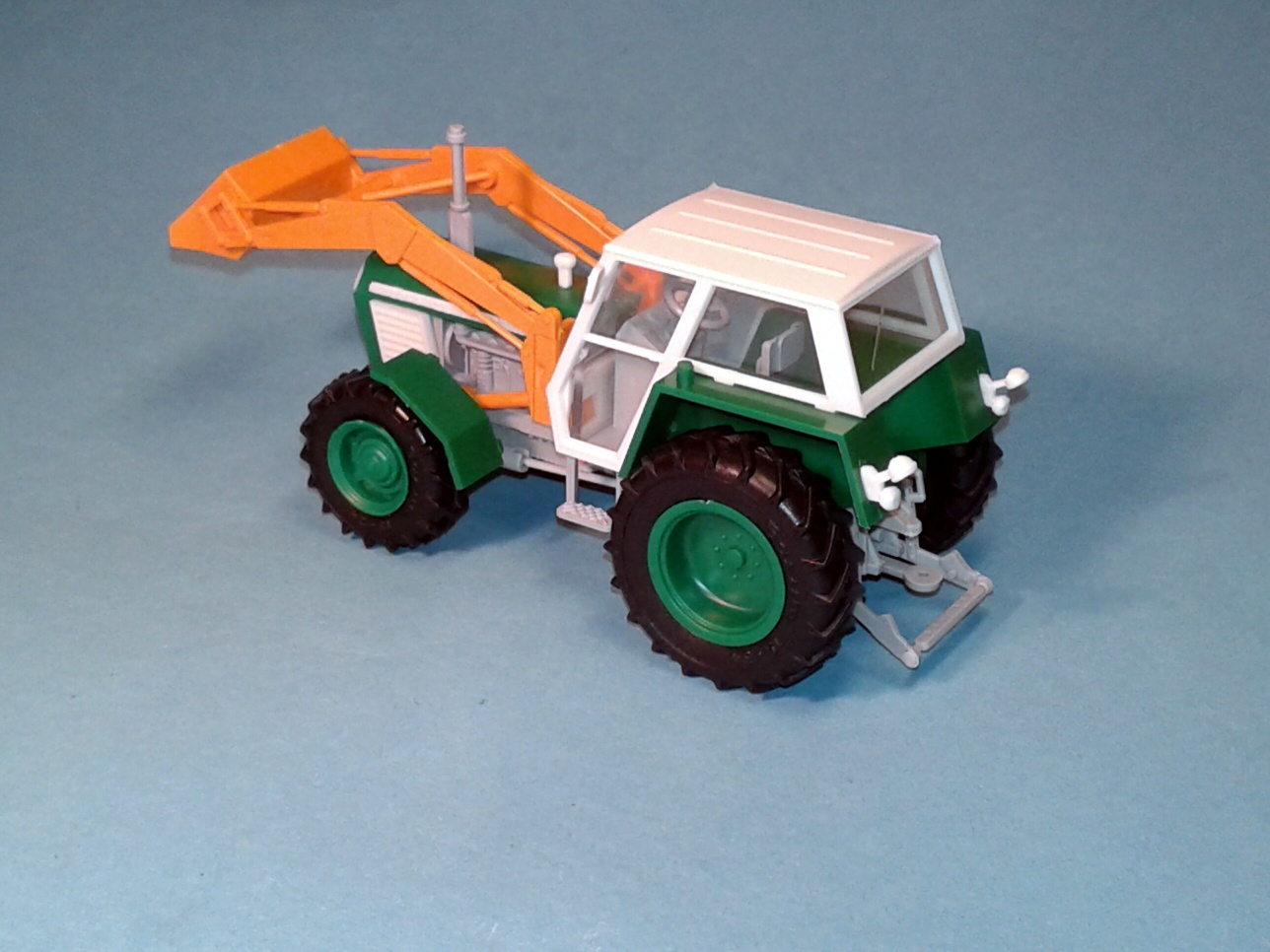 1:43 - traktor Zetor Crystal 12045 - s čelným nakladačem