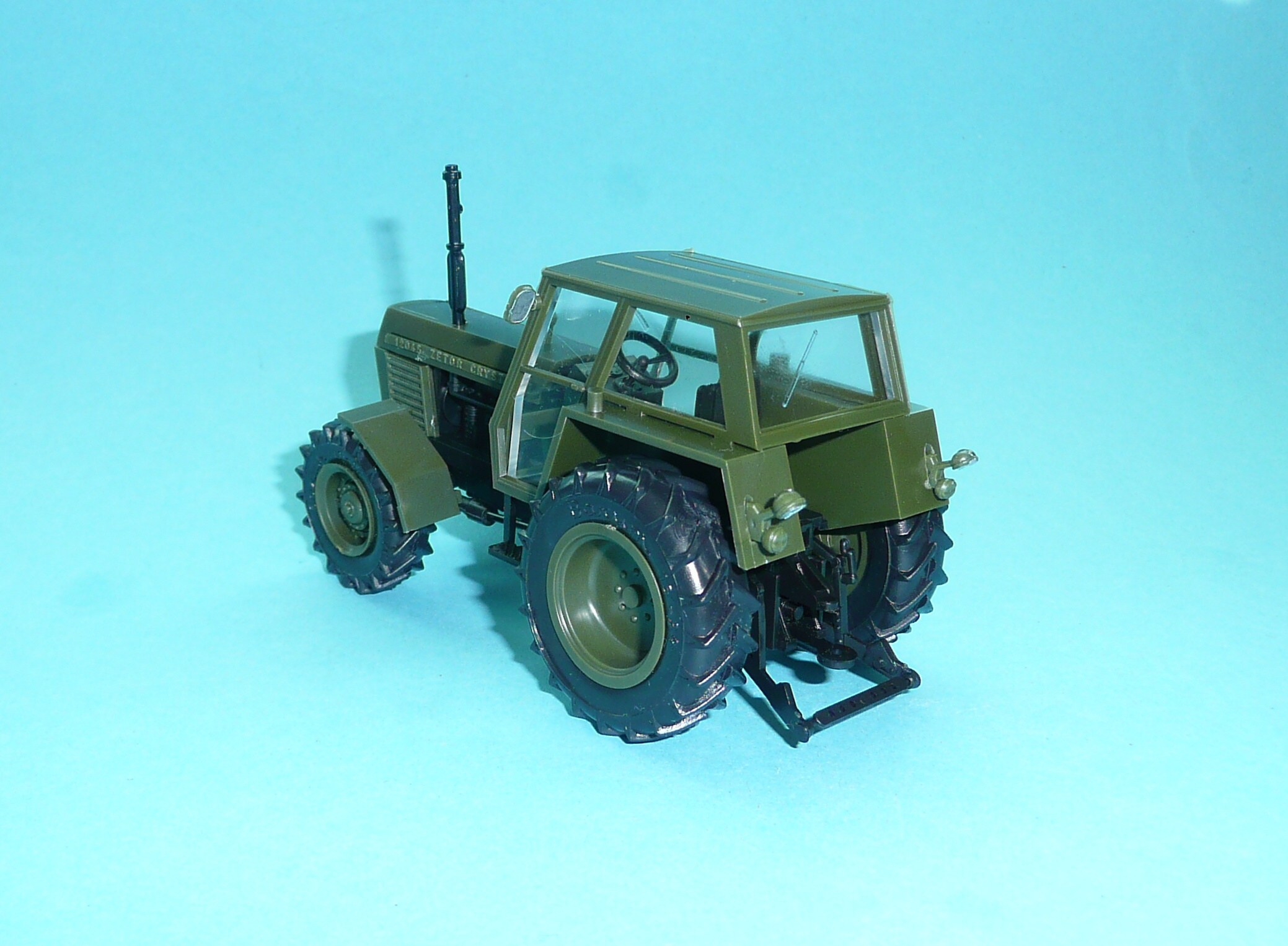 1:43 - traktor Zetor Crystal 12045 - vojenská zelená - stavebnice