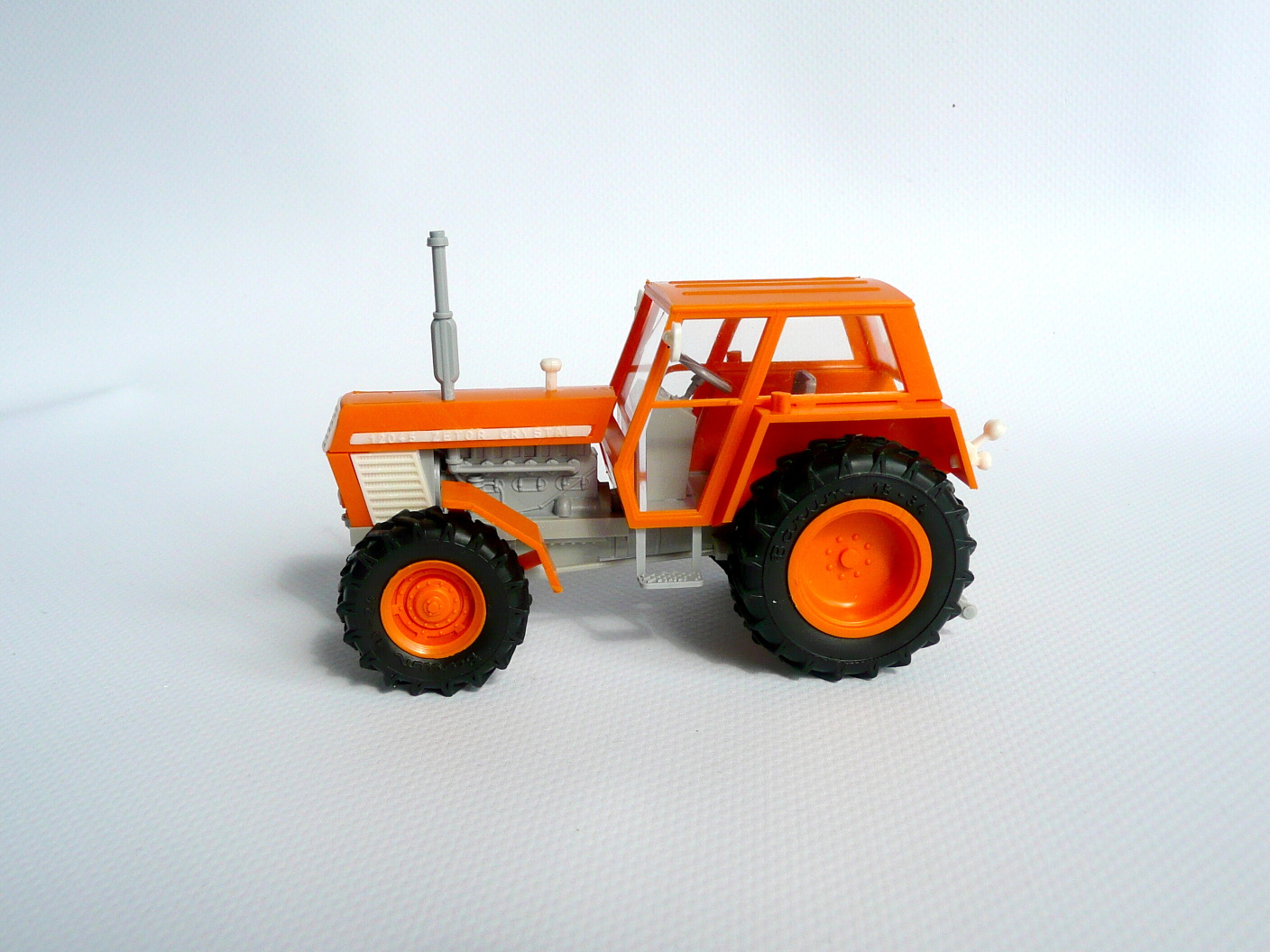 1:43 - traktor Zetor Crystal 12045 - KOMUNÁL stavebnice