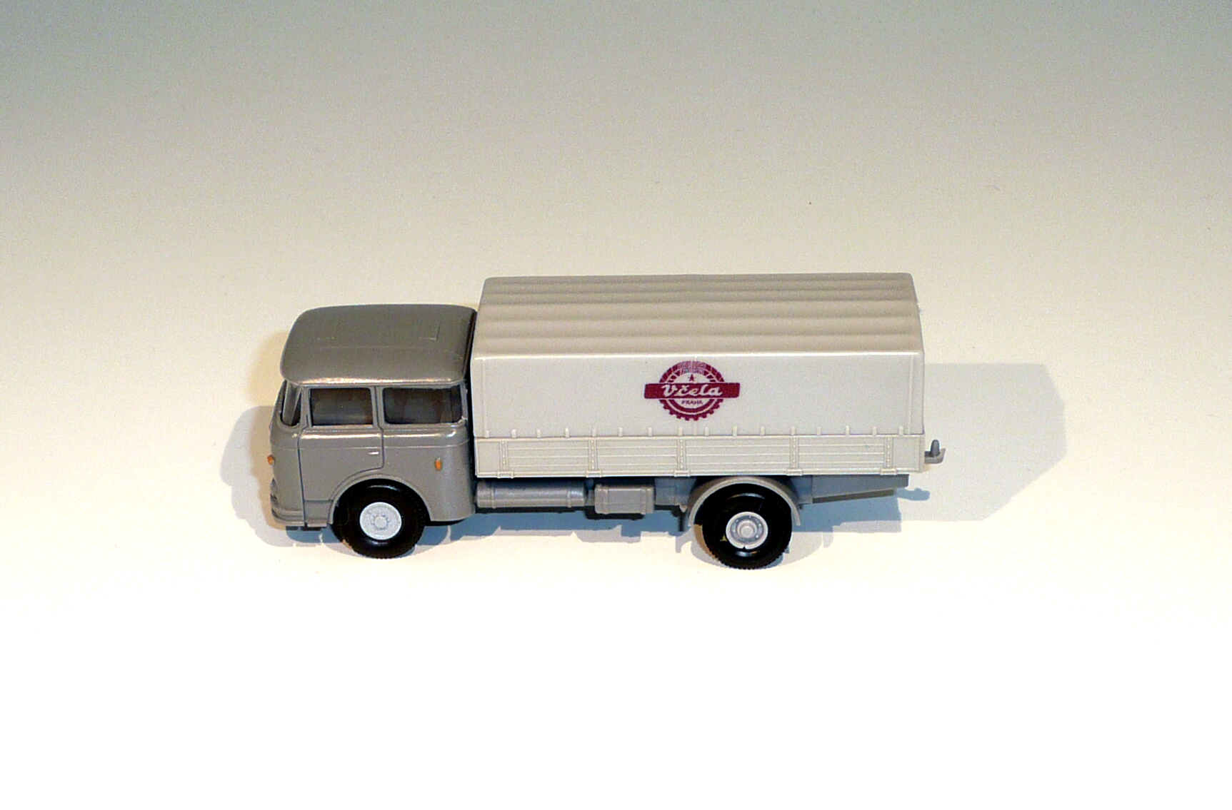 * Škoda 706 - valník s plachtou VČELA- 1:87    
