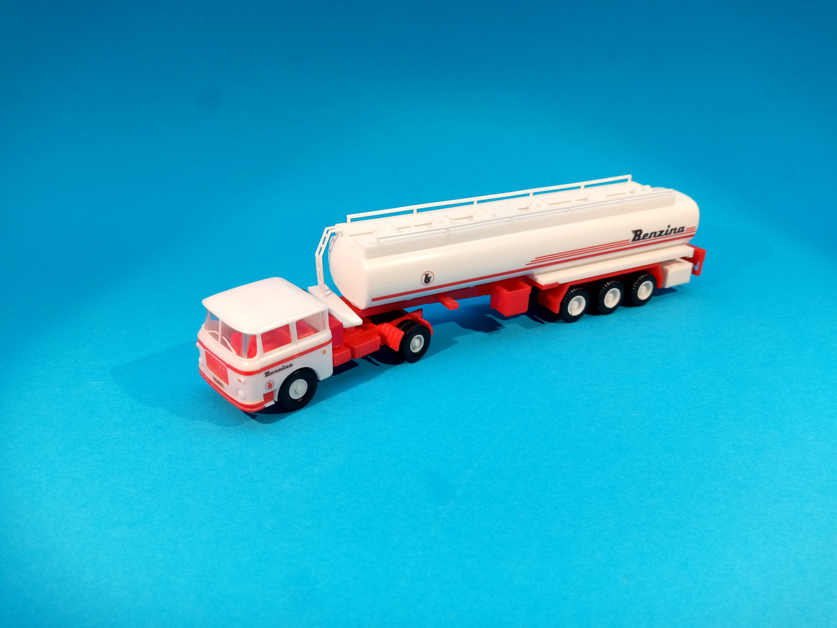 * Škoda 706 - cisterna BENZINA - 1:87    