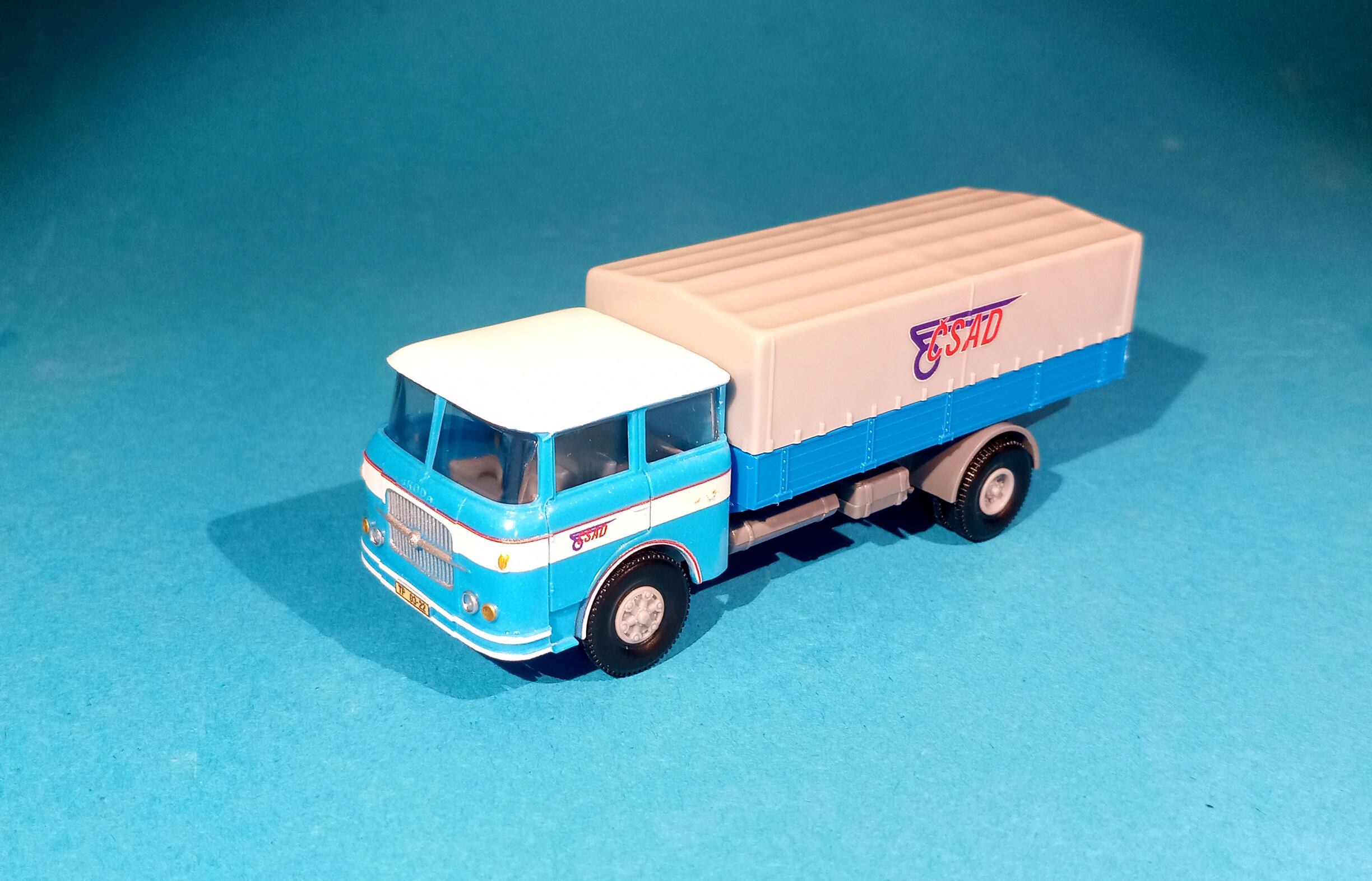 Škoda 706 - stará maska - valník s plachtou - TRILEX kola 1:87 