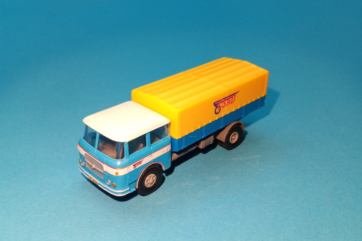 Škoda 706 - stará maska - valník s plachtou - TRILEX kola 1:87 