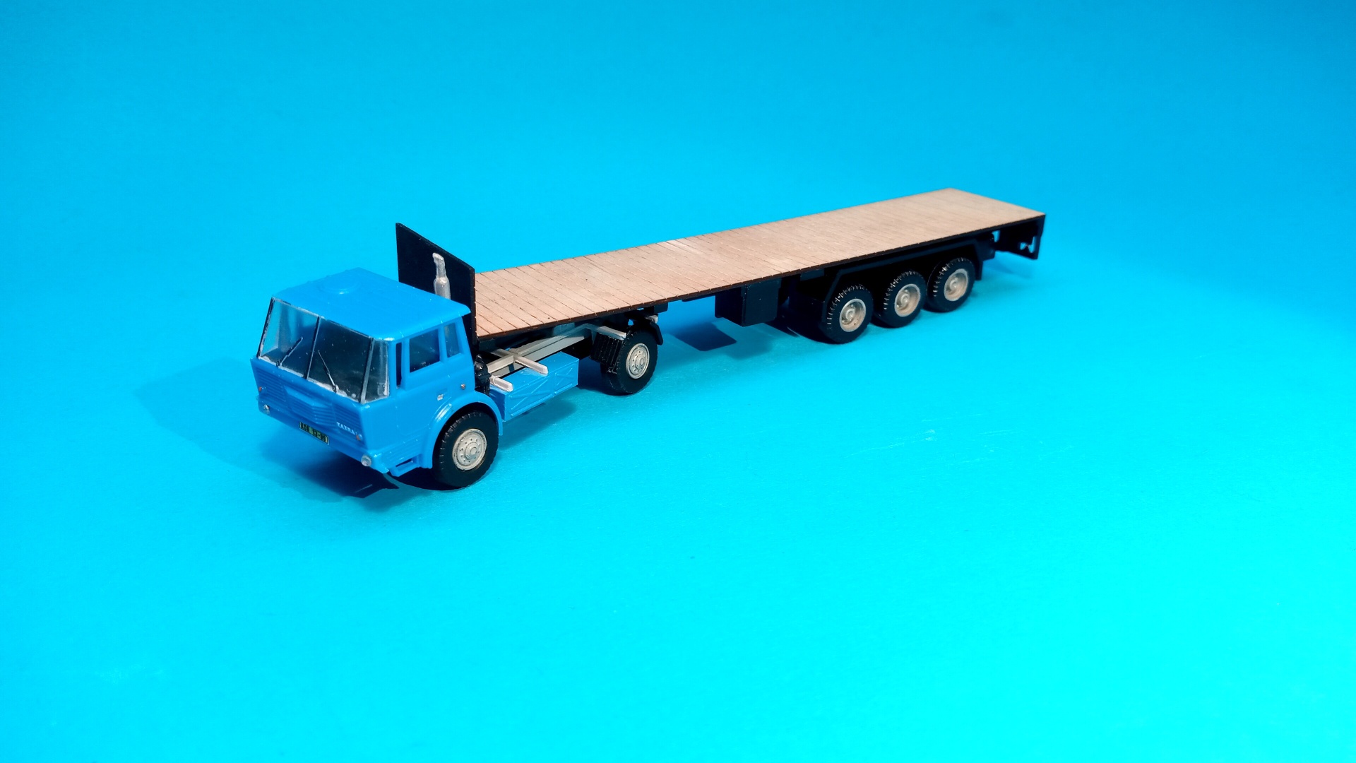TATRA 813 4x4 TN + návěs dlouhý valník s dřevěnou podlahou - 1:87 