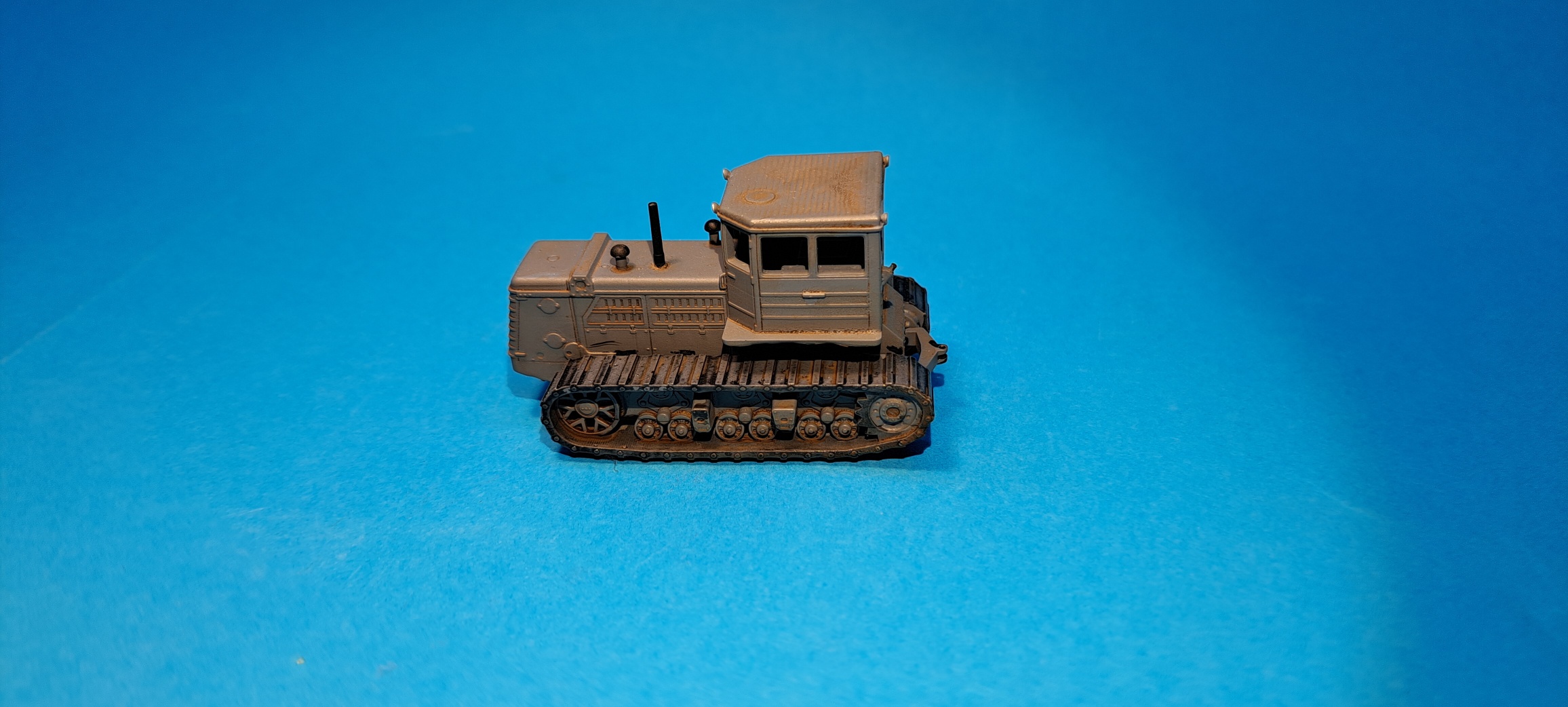 pásový traktor T-180GA - 1:87    