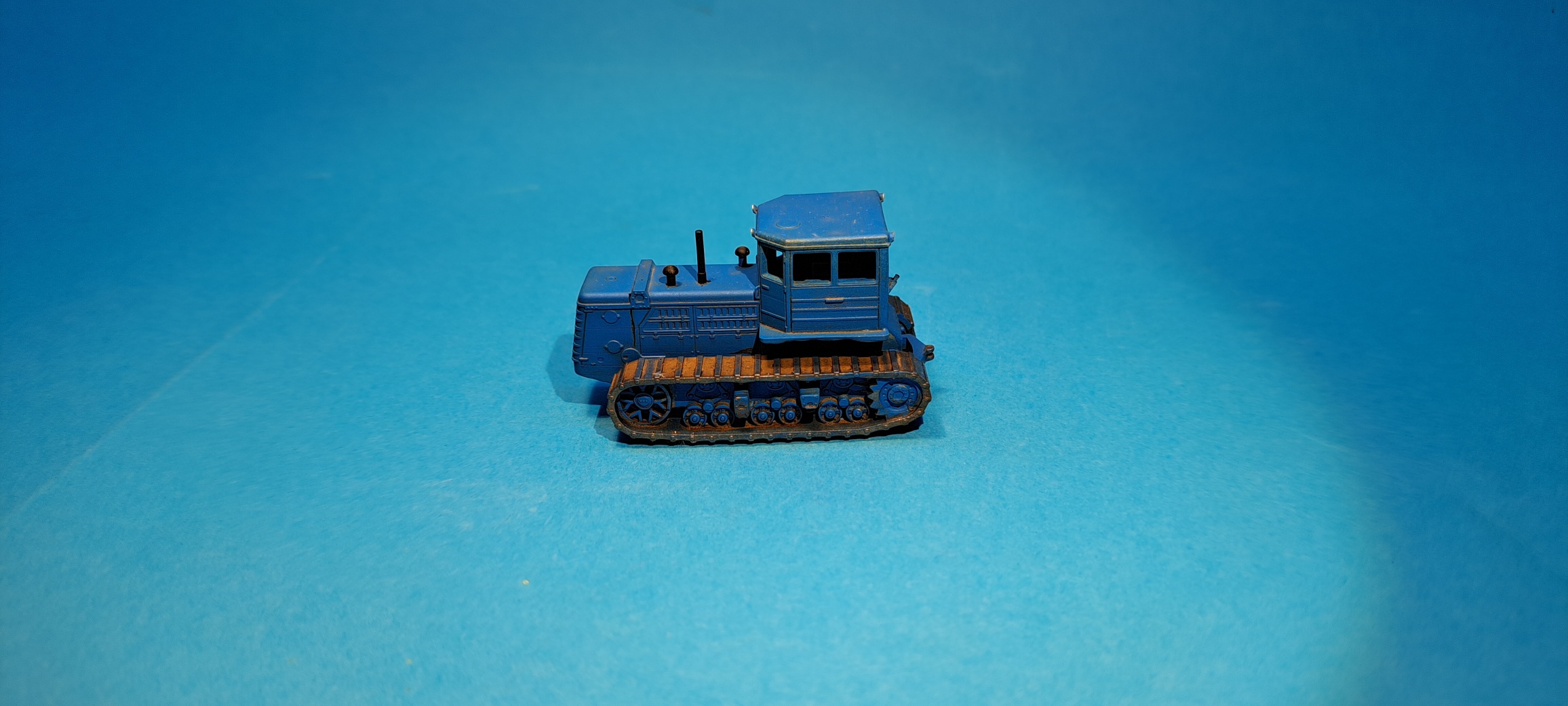 pásový traktor T-180GA - 1:87    