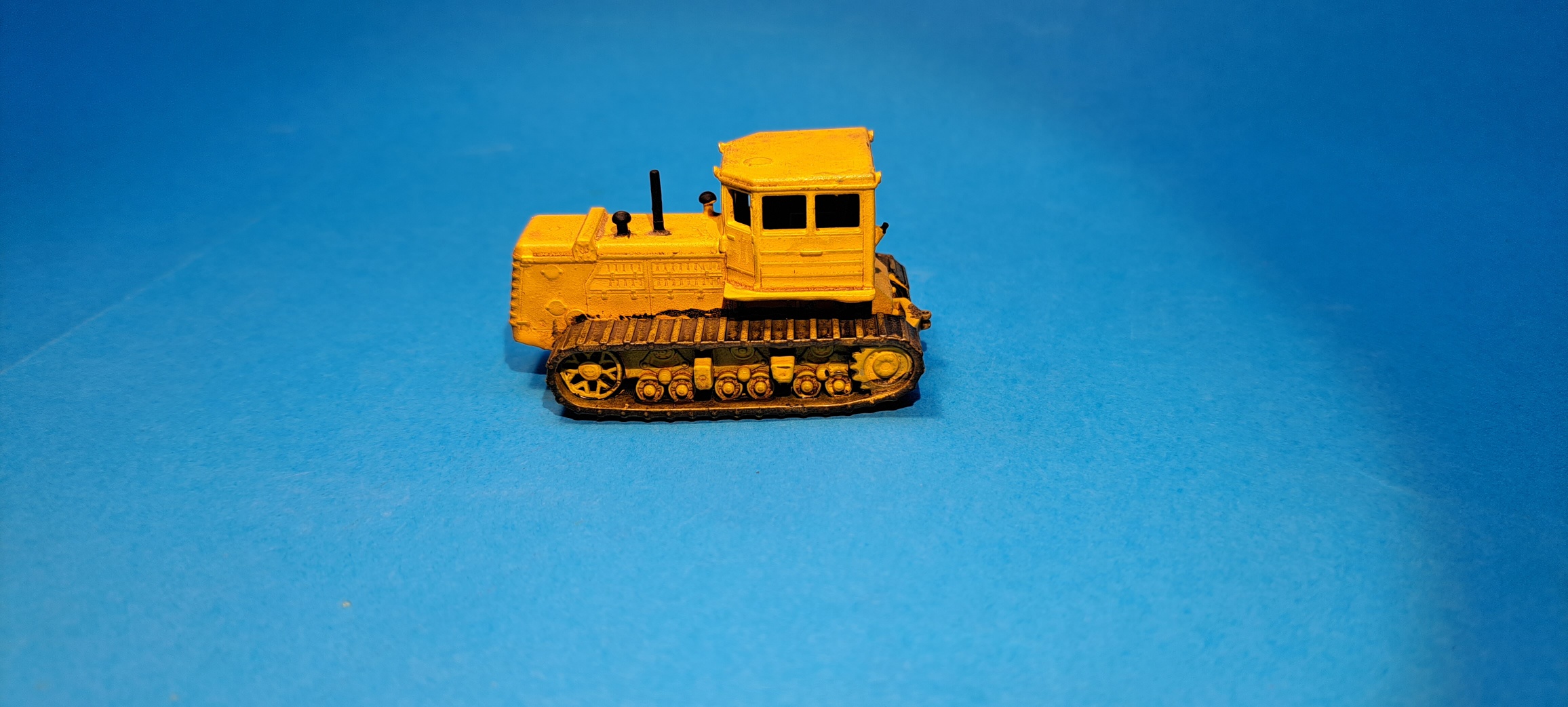 pásový traktor T-180GA - 1:87    