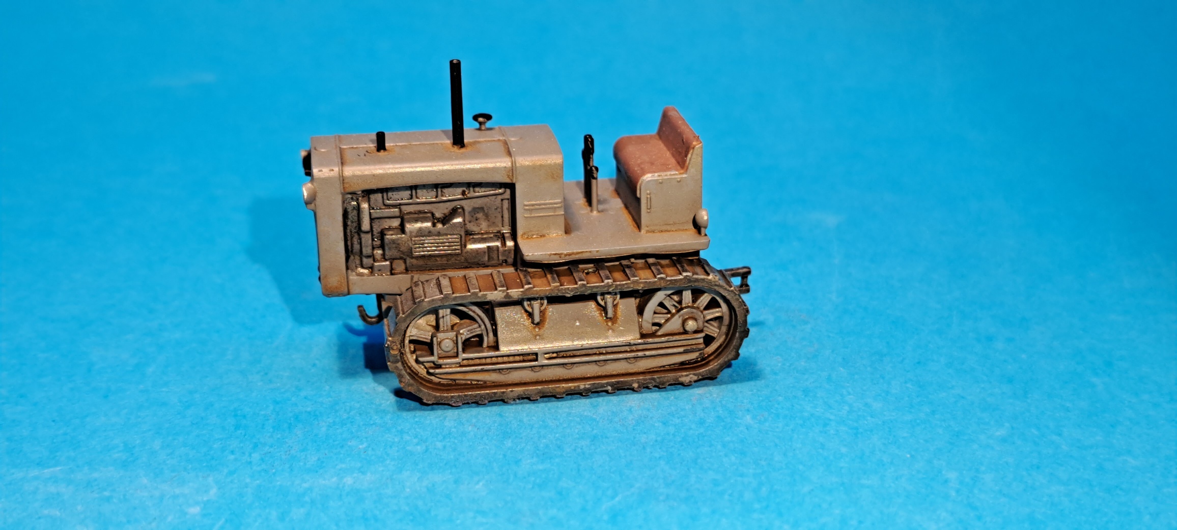 pásový traktor Stalinec 65 - 1:87    