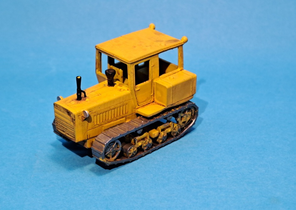 pásový traktor DT-75K - 1:87    