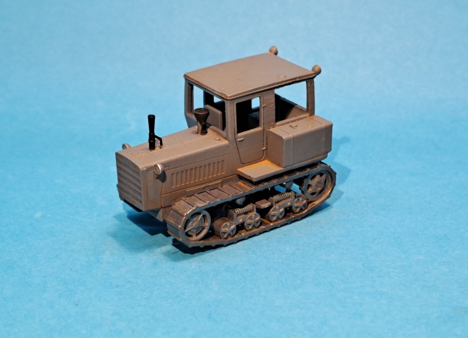 pásový traktor DT-75K - 1:87    