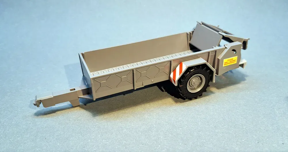 1:43 - rozmetadlo RUR-5 k traktoru Zetor Crystal 12045 - hotový model - šedá