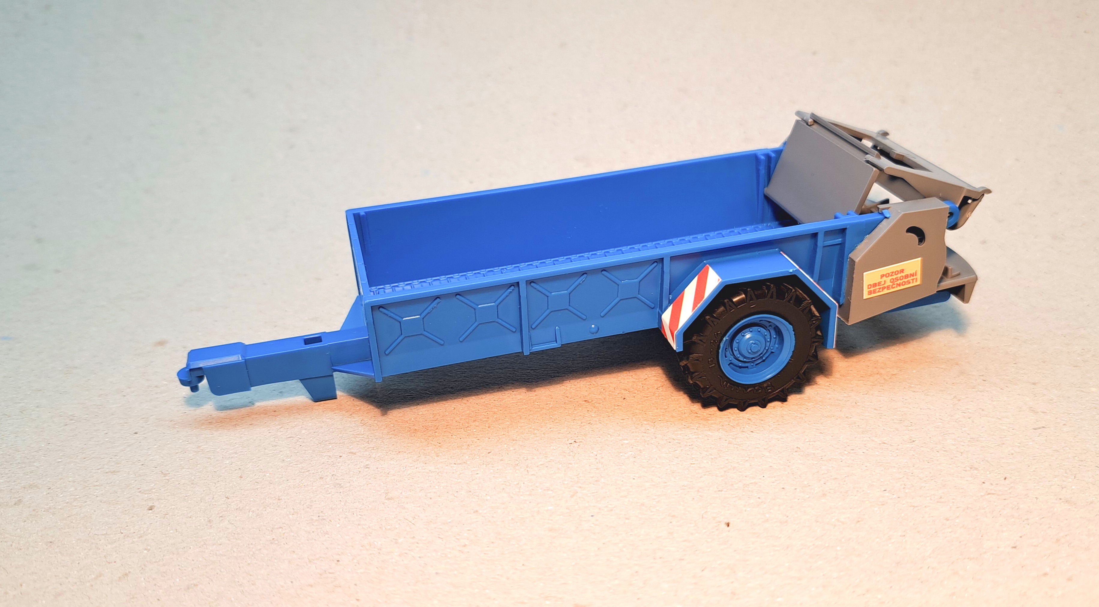 1:43 - rozmetadlo RUR-5 k traktoru Zetor Crystal 12045 - stavebnice - modrá