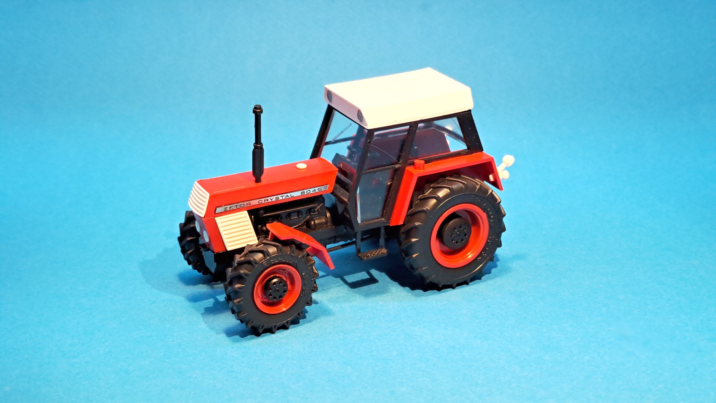 1:43 - traktor Zetor Crystal 8045 - červený  II. - hotový model