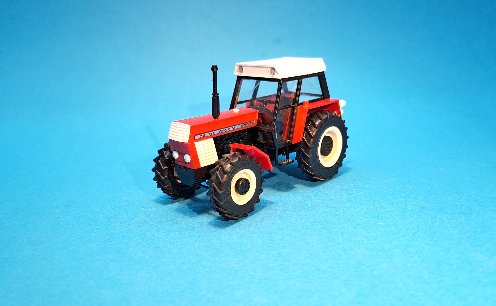 1:43 - traktor Zetor Crystal 8045 - červený  I. - hotový model