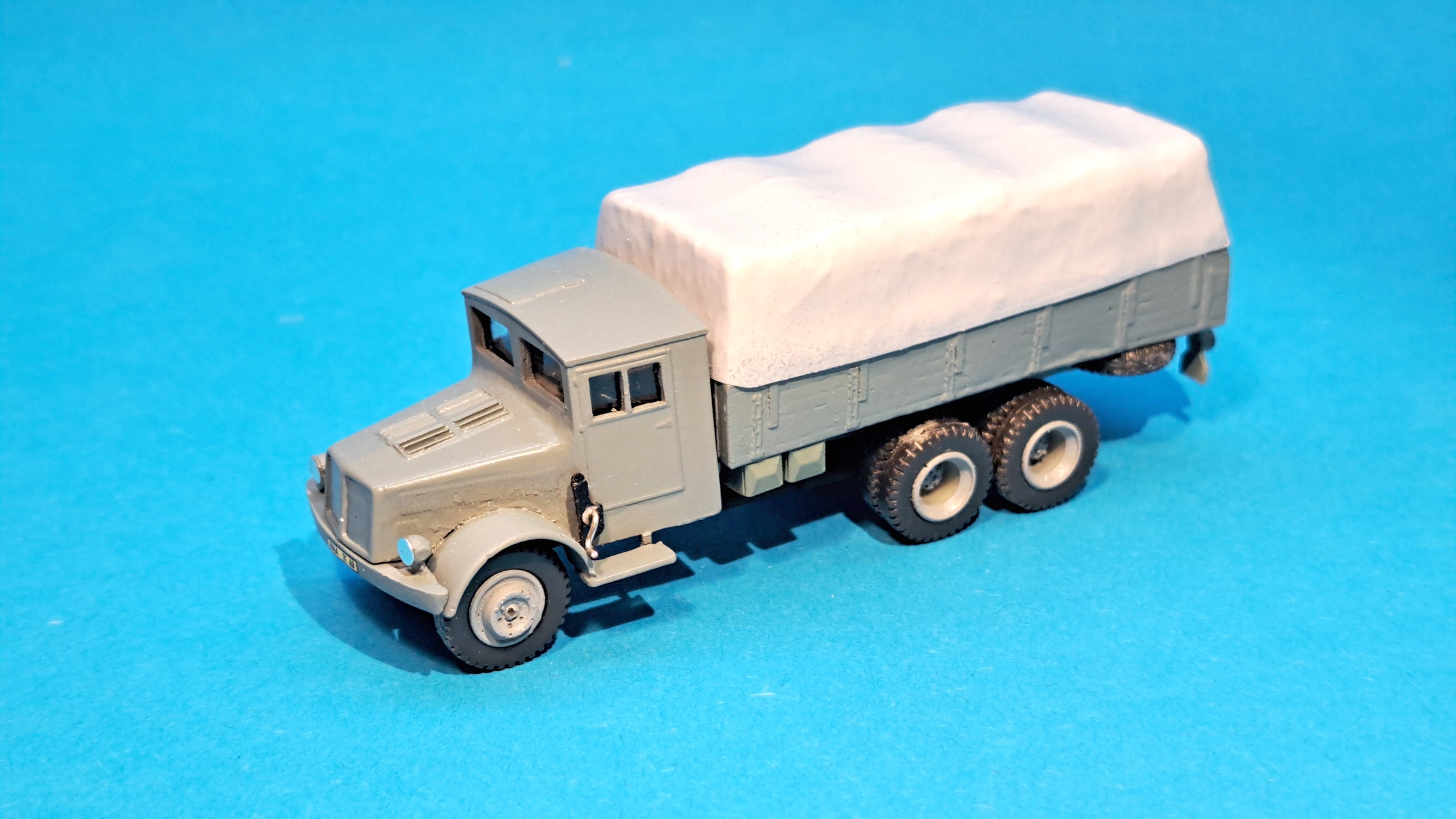 TATRA 111 stará kabina - šedá barva s plachtou - 1:87 