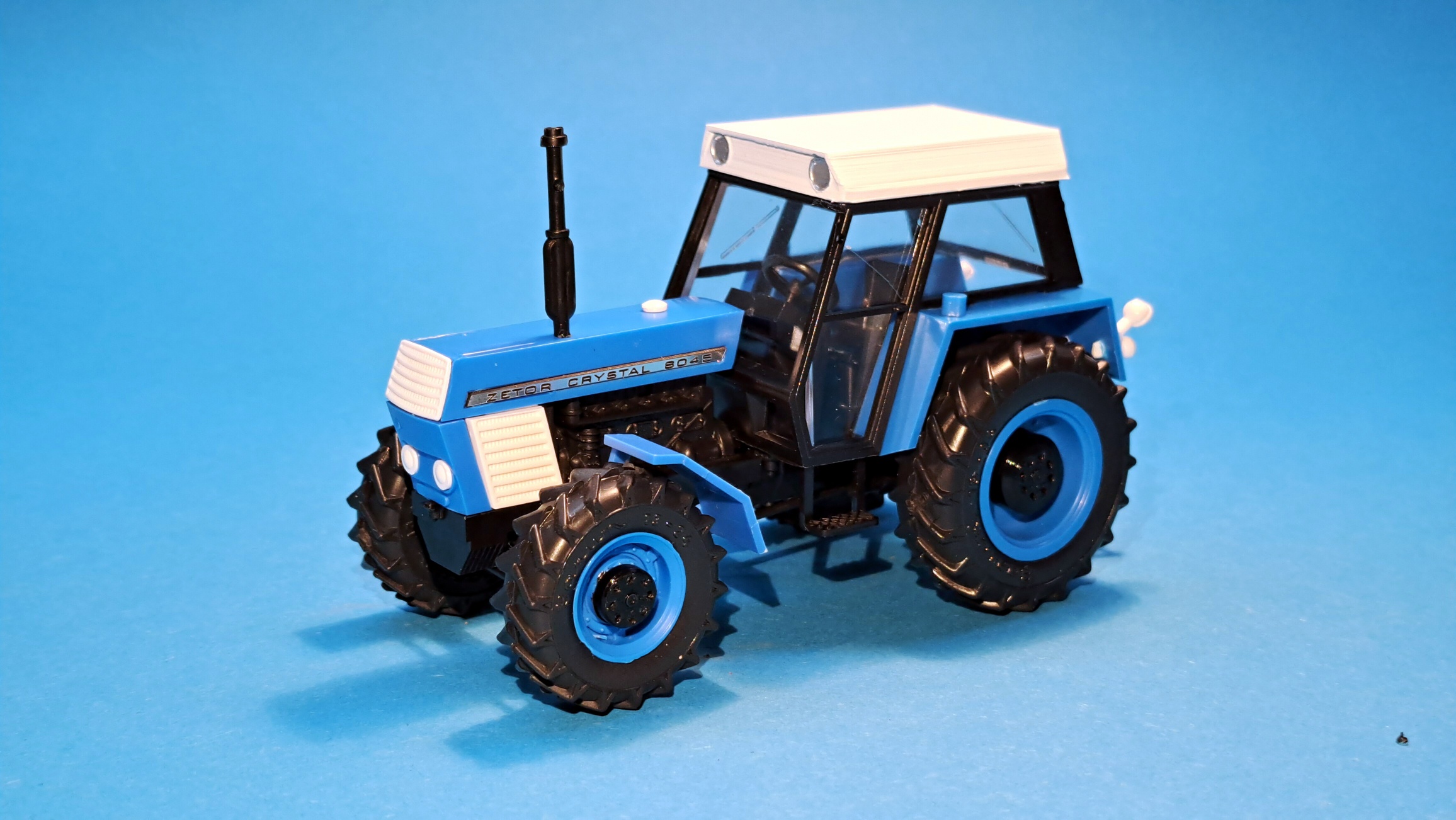 1:43 - traktor Zetor Crystal 8045 - modrý - hotový model