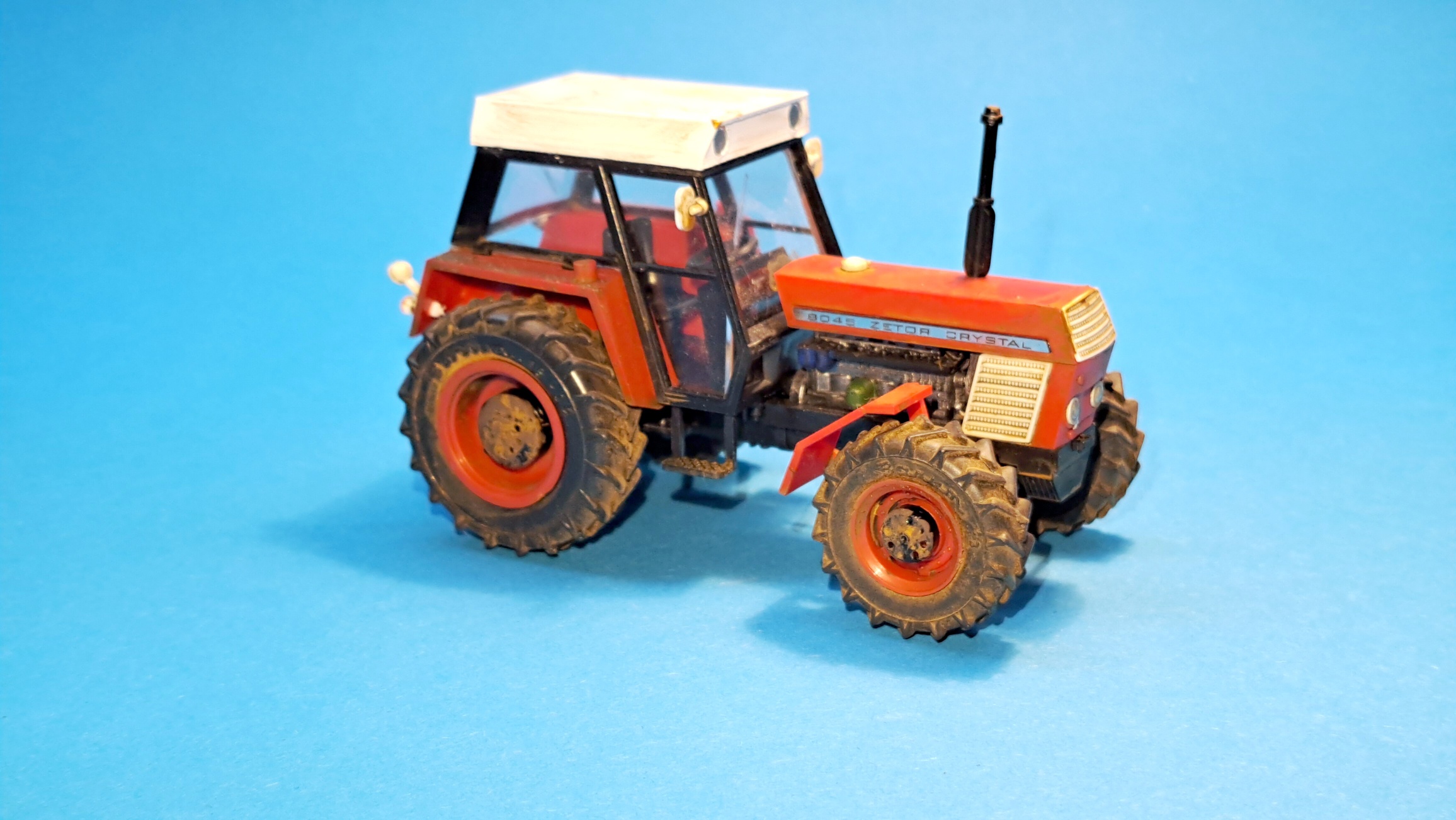 1:43 - traktor Zetor Crystal 8045 - červený I. - hotový model PATINA