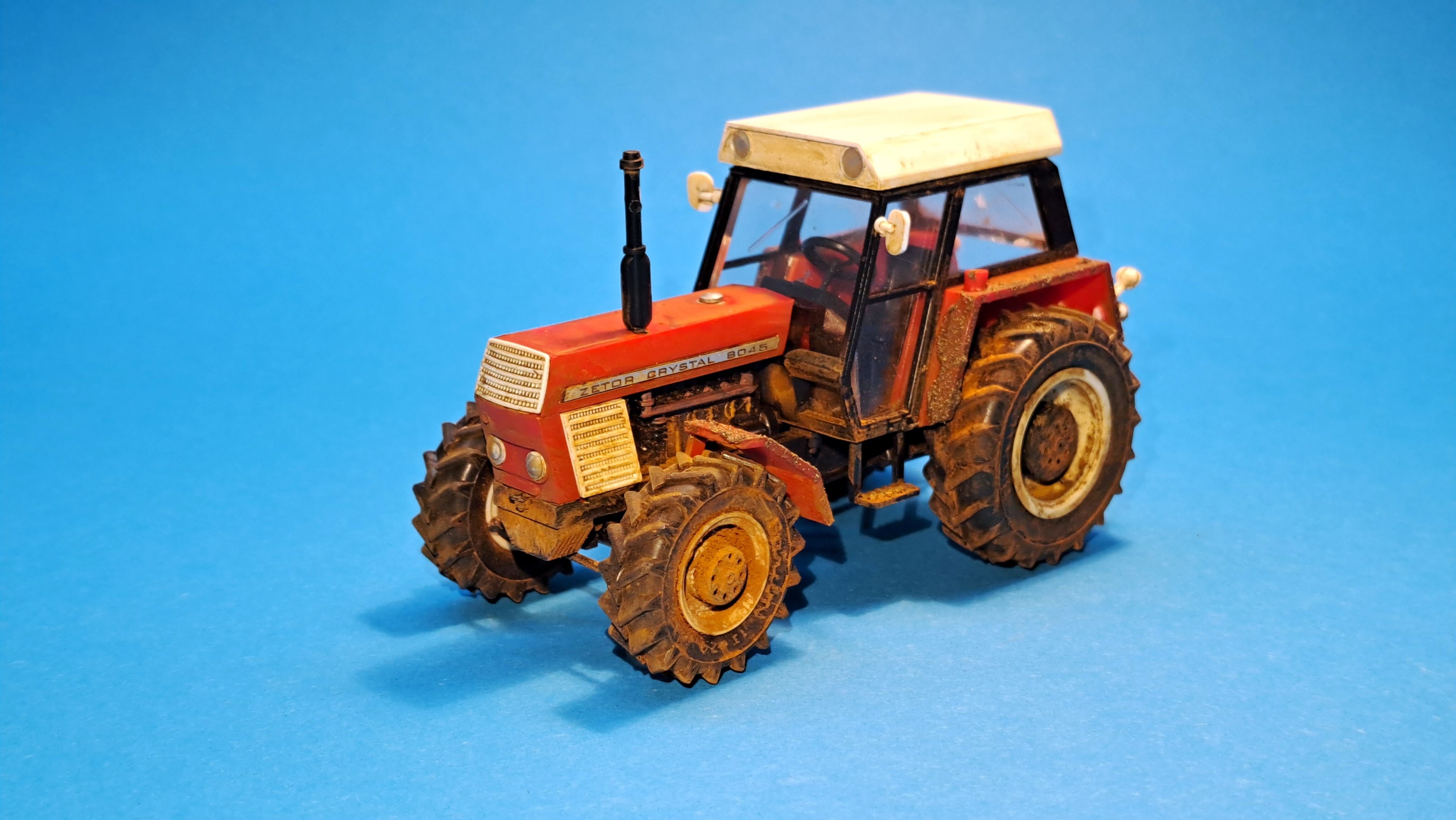 1:43 - traktor Zetor Crystal 8045 - červený II. - hotový model PATINA
