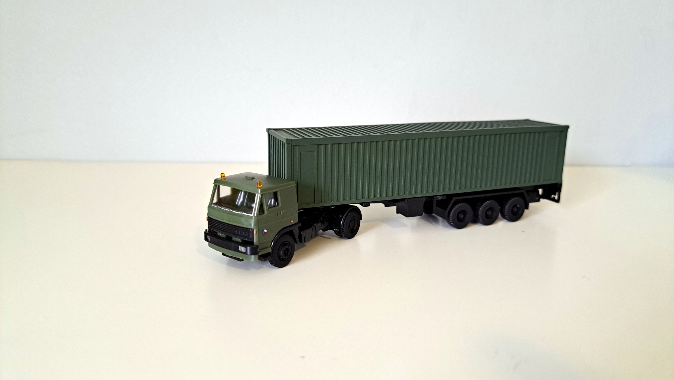 LIAZ tahač  + návěs s 40" kontejnerem - ČSLA - 1:87