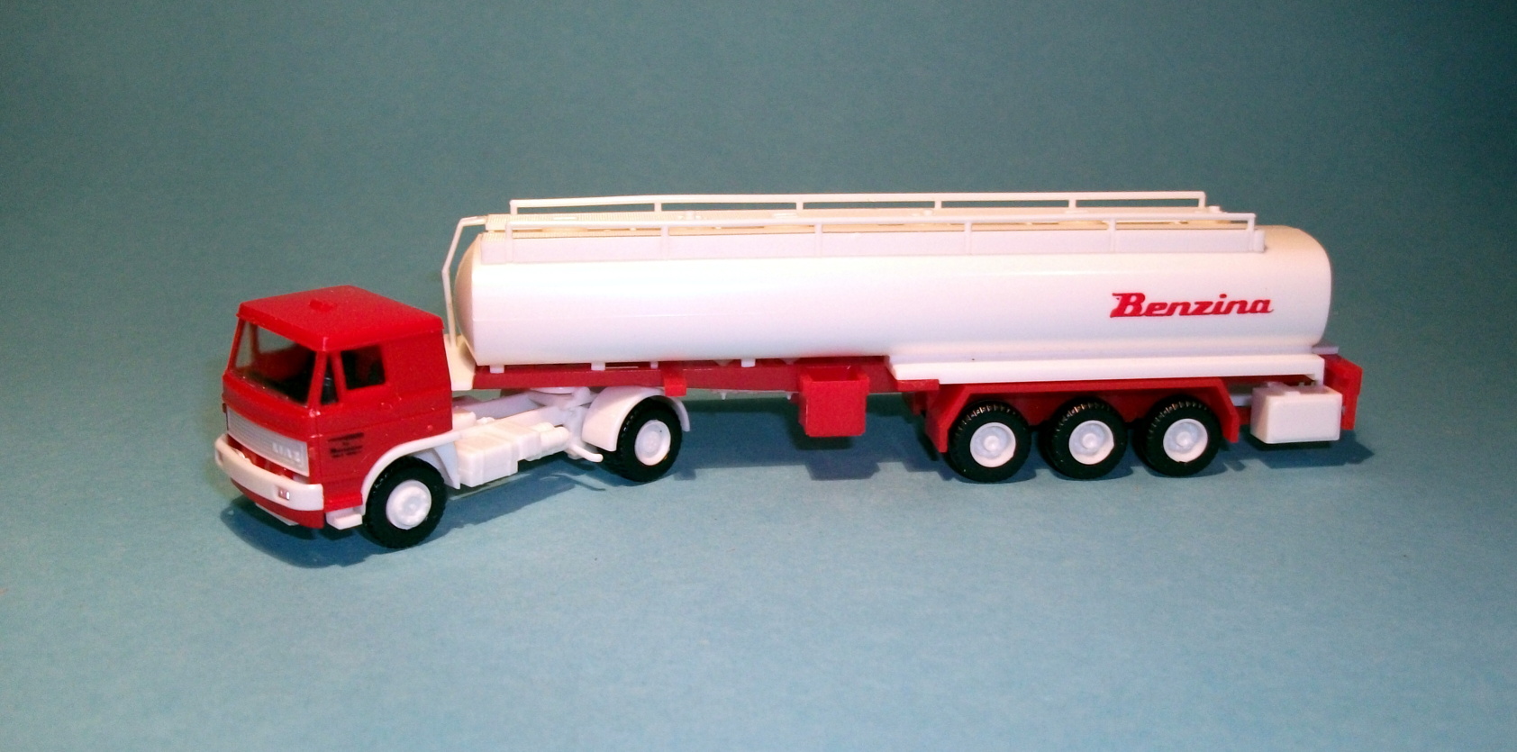 IGRA 1:87 - LIAZ cisterna BENZINA