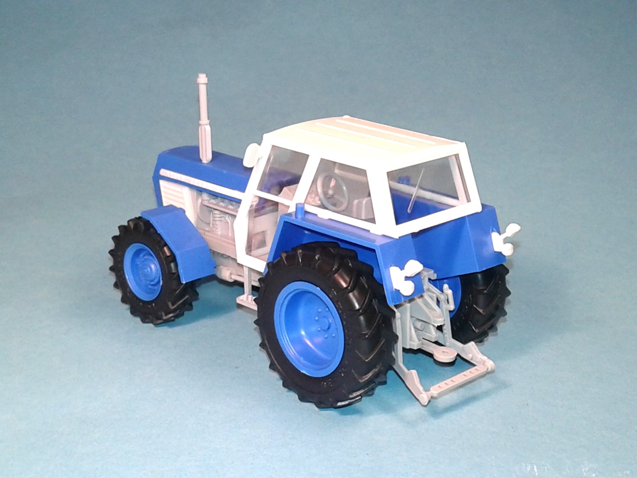 1:43 - traktor Zetor Crystal 12045 - modrý - stavebnice