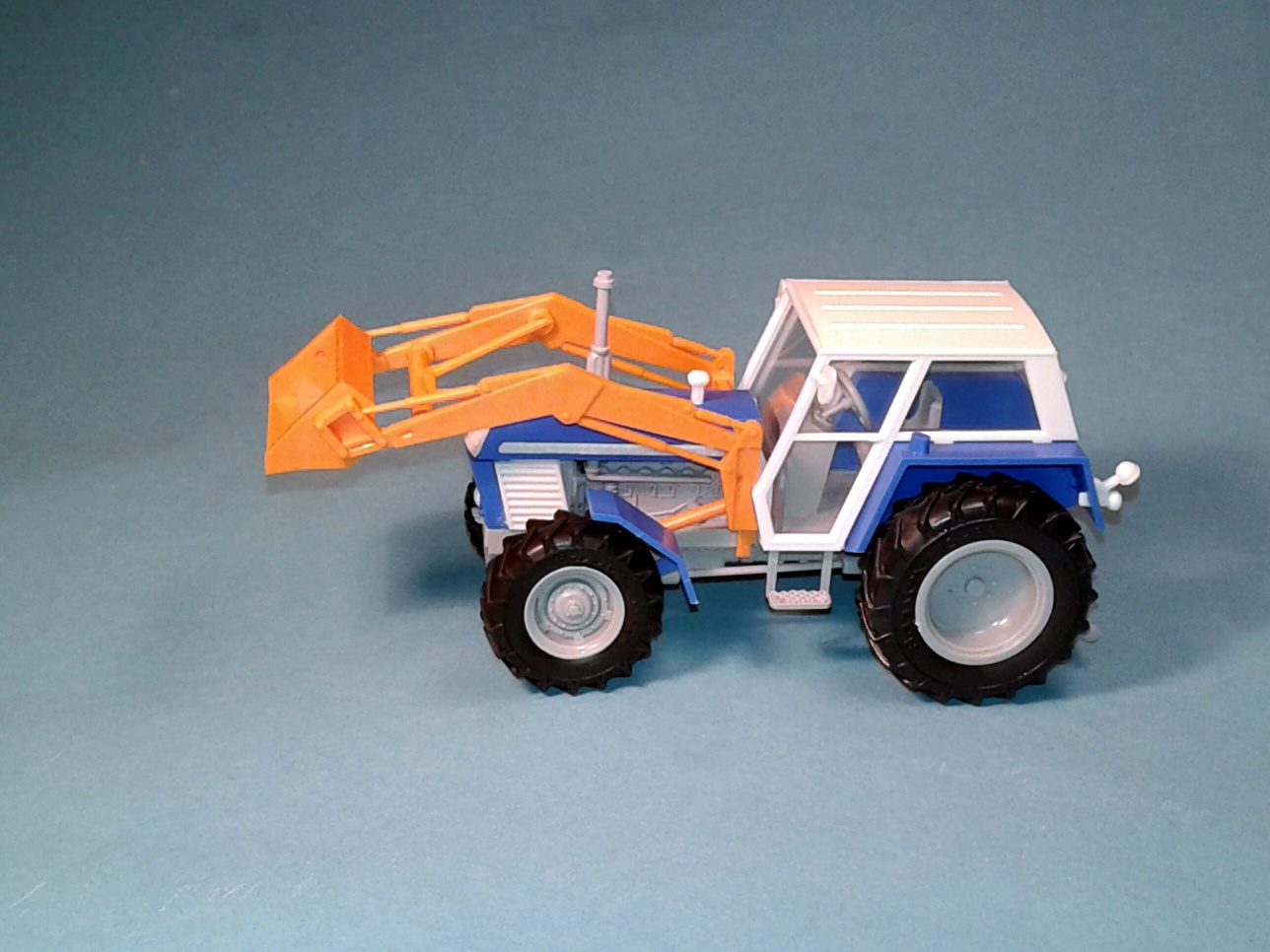 1:43 - traktor Zetor Crystal 12045 - s čelným nakladačem