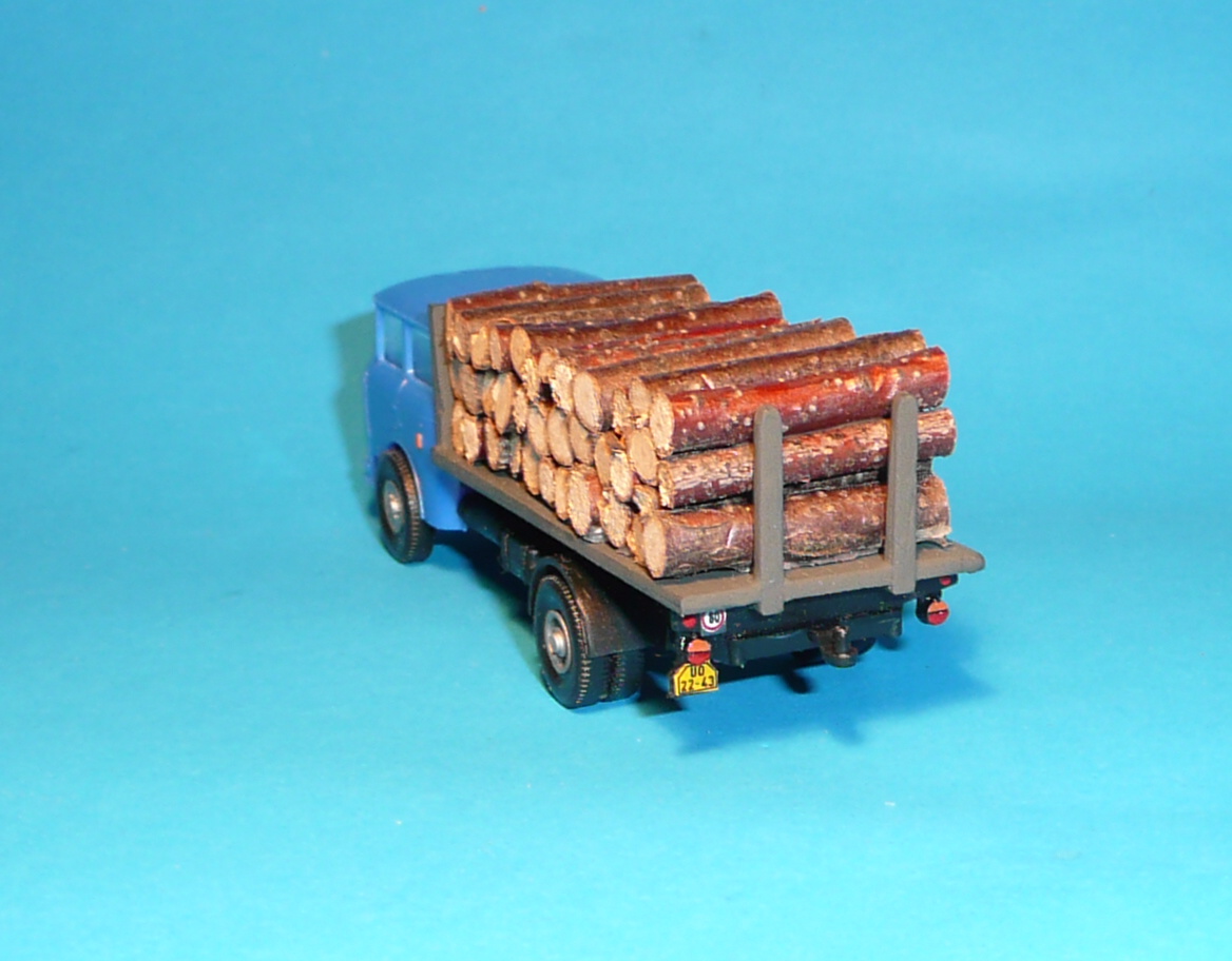 * Škoda 706 - klanicový s nákladem dřeva - 1:87    