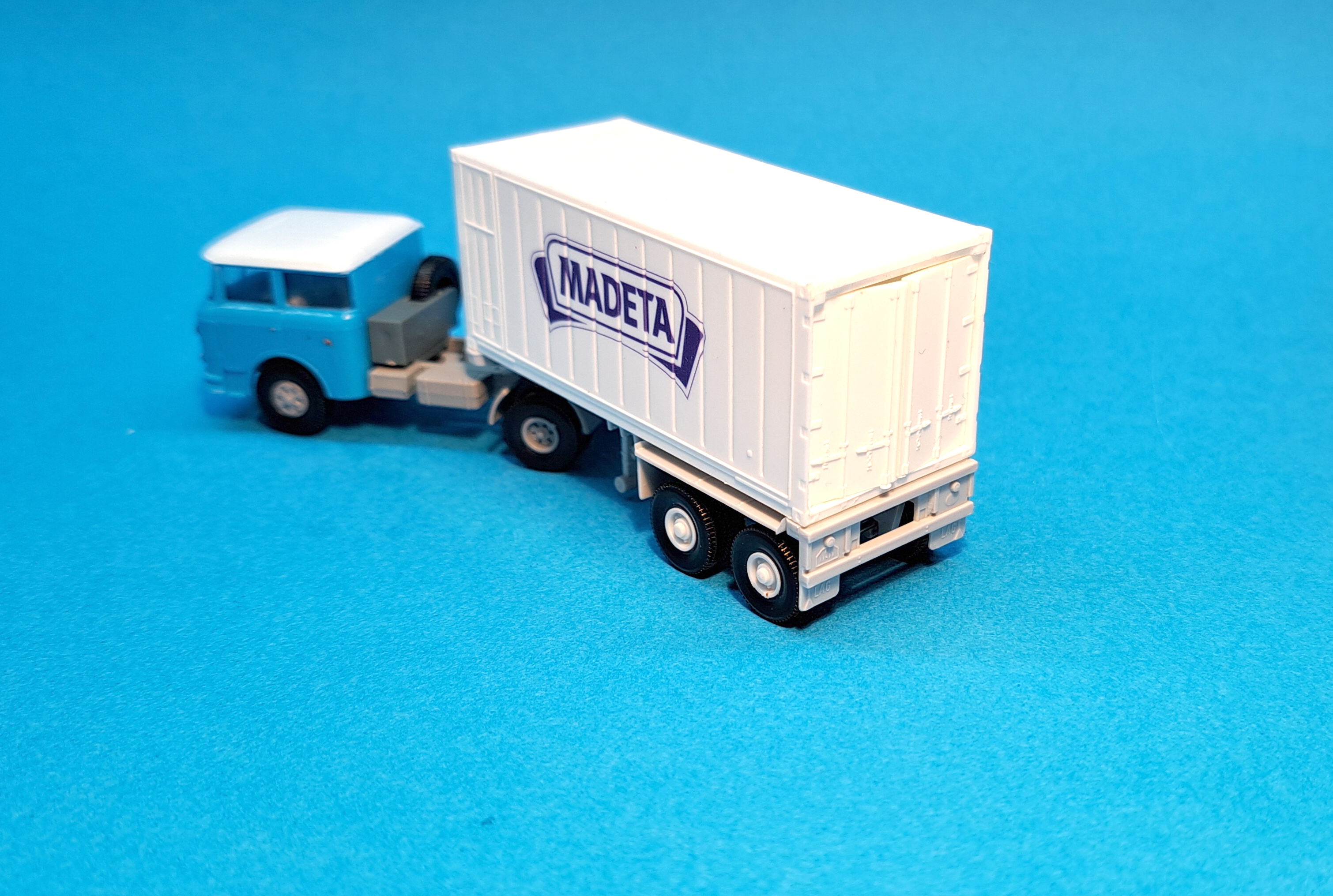 * Škoda 706 - mrazírenský návěs MADETA - 1:87    