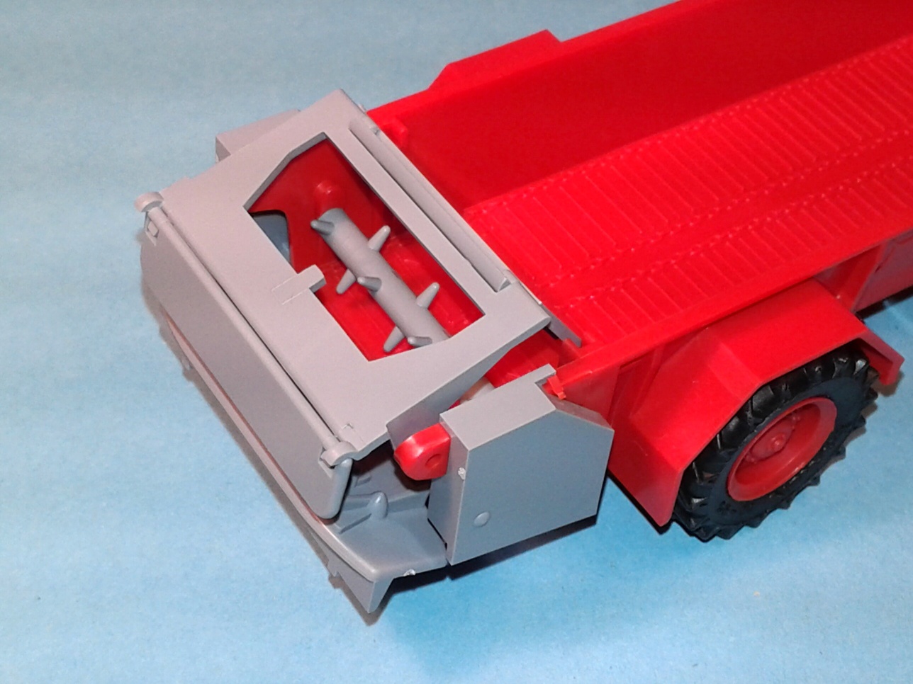 1:43 - rozmetadlo RUR-5 k traktoru Zetor Crystal 12045 - stavebnice - červená 