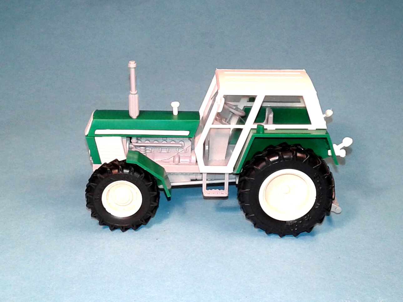 1:43 - traktor Zetor Crystal 12045 - zelený - stavebnice